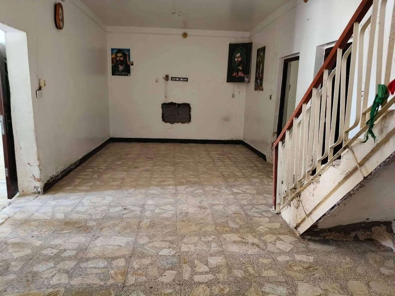 السلام عليكم 
بيت البيع المساحه 245 م يحوي ع 3 قرف نوم + صاله وستقبال وصحيات كراج السياره 
العنوان رفاعي حي الحسين 

الاستفسار *********** 
اتصل واني خادم
