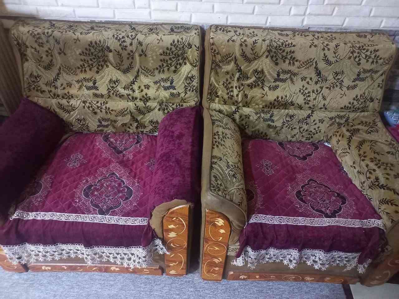 قنقه كبيرة واربع كراسي السعر ١٠٠الف الاتصال ***********
