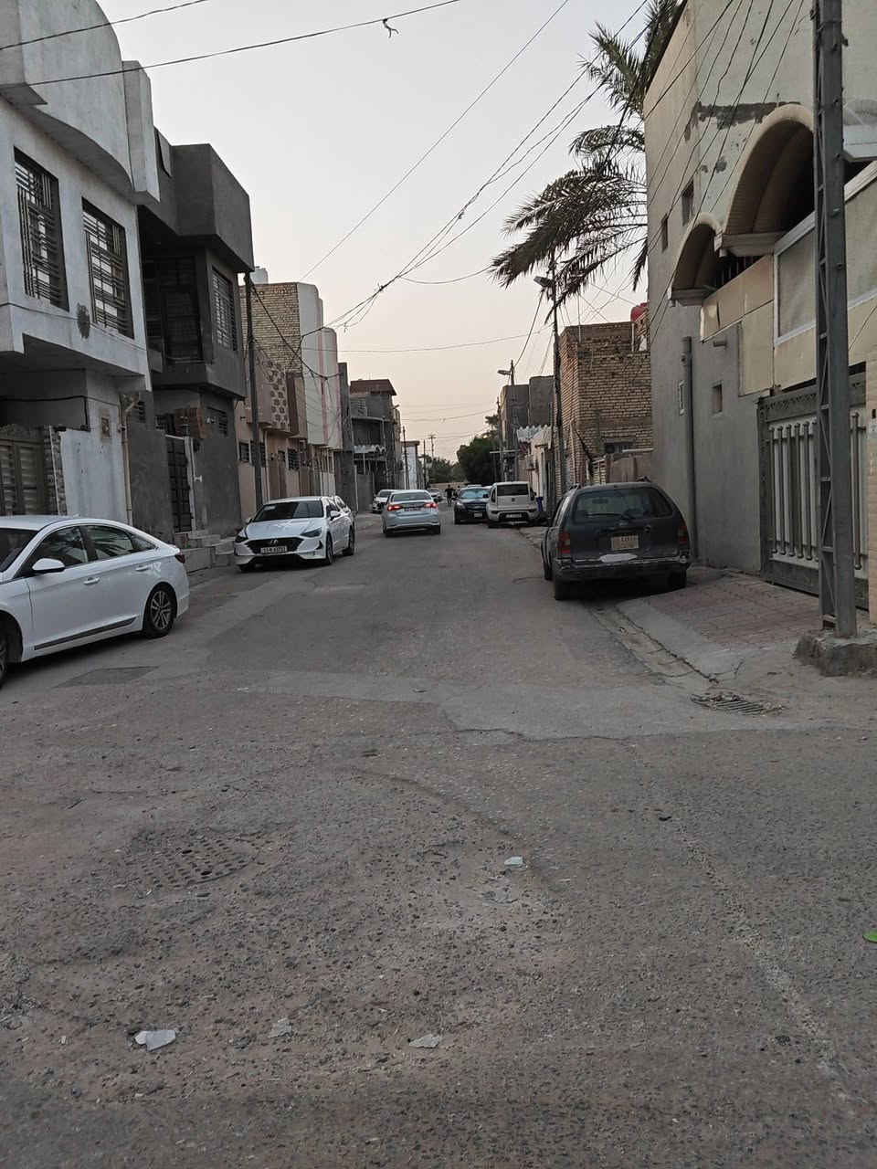 السلام عليكم
بيت للبيع 
* العنوان الكوفه حي  17 تموز قرب مدرسه مكه المكرمه 
* البيت عل شكل حرف T
* المساحه 100m 
* عرض الشارع 6m
للاستفسار اكثر الاتصال عل الرقم 
***********
