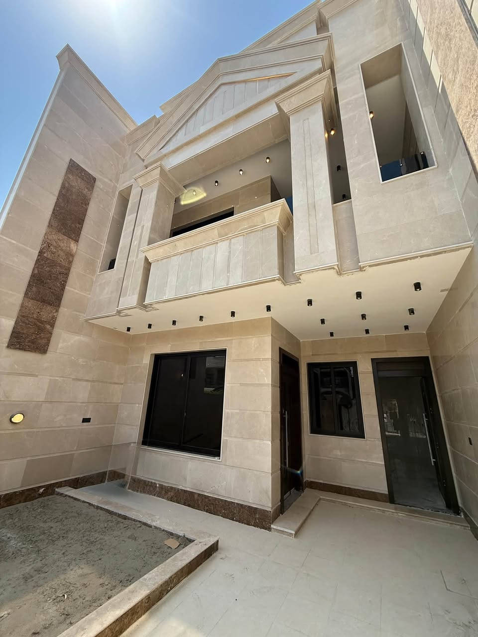 💸للبيع دار  المساحه( 240 ) متر

📍الموقع -حي البنوك - " محله 319 
🚦 شارع 15.  مع رصيف 4 م

📍علما الدار جاهز للتحويل لايدخل منصة عقاري
📐المساحه الكليه ( 240 ) متر 

➡️الواجهه.         8 متر
↔️النزال.           30 متر

✋🏼يحتوي مدخلين  

6نوم  +4 سويت + حديقه وكراج 
سنه البناء 2026

📍موقع مميز جدا  جاهز للسكن

💥السالم للعقار 💥
🚪بغداد حي البنوك  خلف شارع الكنيسه مباشر

📞للاستفسار: *********** 📞

المكتب مجاز رسمياً من قبل غرفة تجاره بغداد
ووكيل منصة عقاري- استثمر بأمان 
نستقبل جميع عروضكم السكنيه والتجارية
