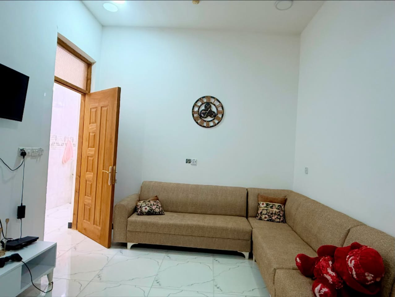 ياالله مشتمل البيع 100متر حي الحكيم شارع زرزور بصف مدرست البنفسج 
بناه طابوك غرفه وصاله ومطبخ وستقبال صحيات داخليه خارجيه سعر 37بي مجال ستفسار ***********
