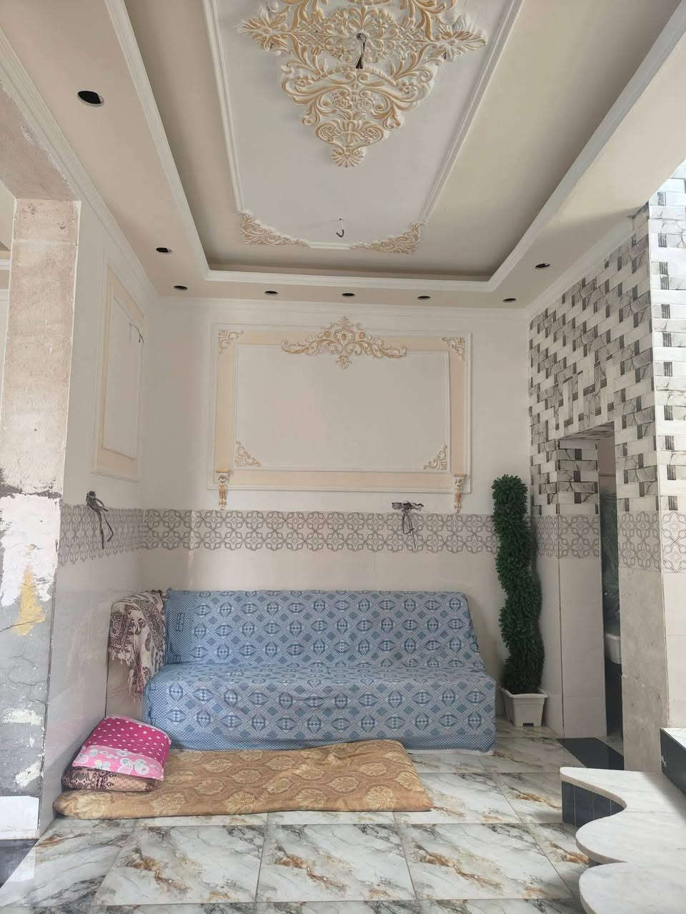 يالله اللهم صلي على محمد وال محمد بيت للبيع مساحته ١١٠ متر سند ٢٥ كافه الخدمات موجوده ماعدى التبليط العنوان كربلاء طويريج شارع أربعين خلف بالبدايه للاستفسار *********** عقارات تاج القمه شارع أربعين مقابيل الطابو

