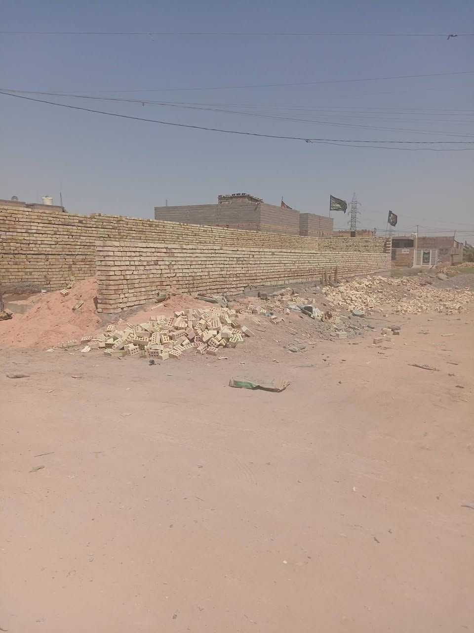 السلام عليكم قطعه للبيع مساحته ٢٥٠ متر واجه ١٠ ونزال ٢٥ شارع بيت دايش بيه مي وكهرباء واضح بالصوره الناس جاي تبني سعره ٢٠ مليون هذا رقمي *********** الشراي يتصل أني صاحب القطعه
