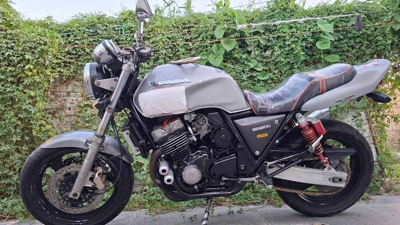 السلام عليكم CB400جيل اول للبيع دراجه ماشالله عليها فول نضافه نصبتها تخبل معدل180شرط اول ثاني ثالث بطناش دراجه جاهزه من كلشي مابيها نقص برقي سعر 12 ورقه وبيها مجال قليل مكانها الاسحاقي  الموشراي لايتعبنه رقم تلفون ***********ادمن❤️❤️
