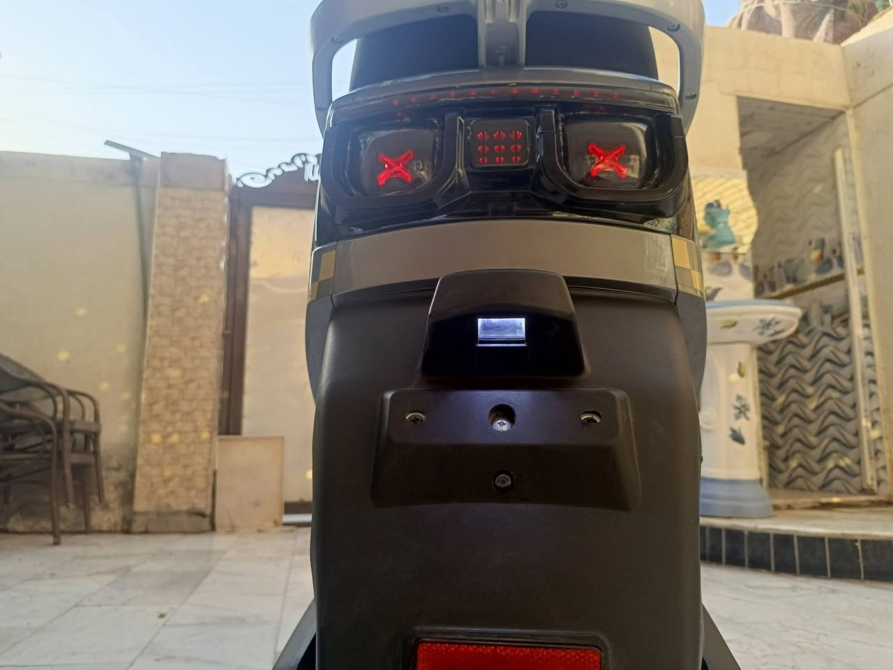 سلام عليكم 
دراجه شحن
فول مواصفات
من طول للطول شغاله 
مشحونه 3 مرات 
بعدها جديده صالها شهر من طالعه من المعرض
بعدها جديده ما ناقصها اي شي 
بيها اربع نمر 
سرعه 65 حقيقيه 
تجي تشغل وتروح 
مكاني ناصريه حي الشهداء 
الرقم ( ***********) بي واتساب
