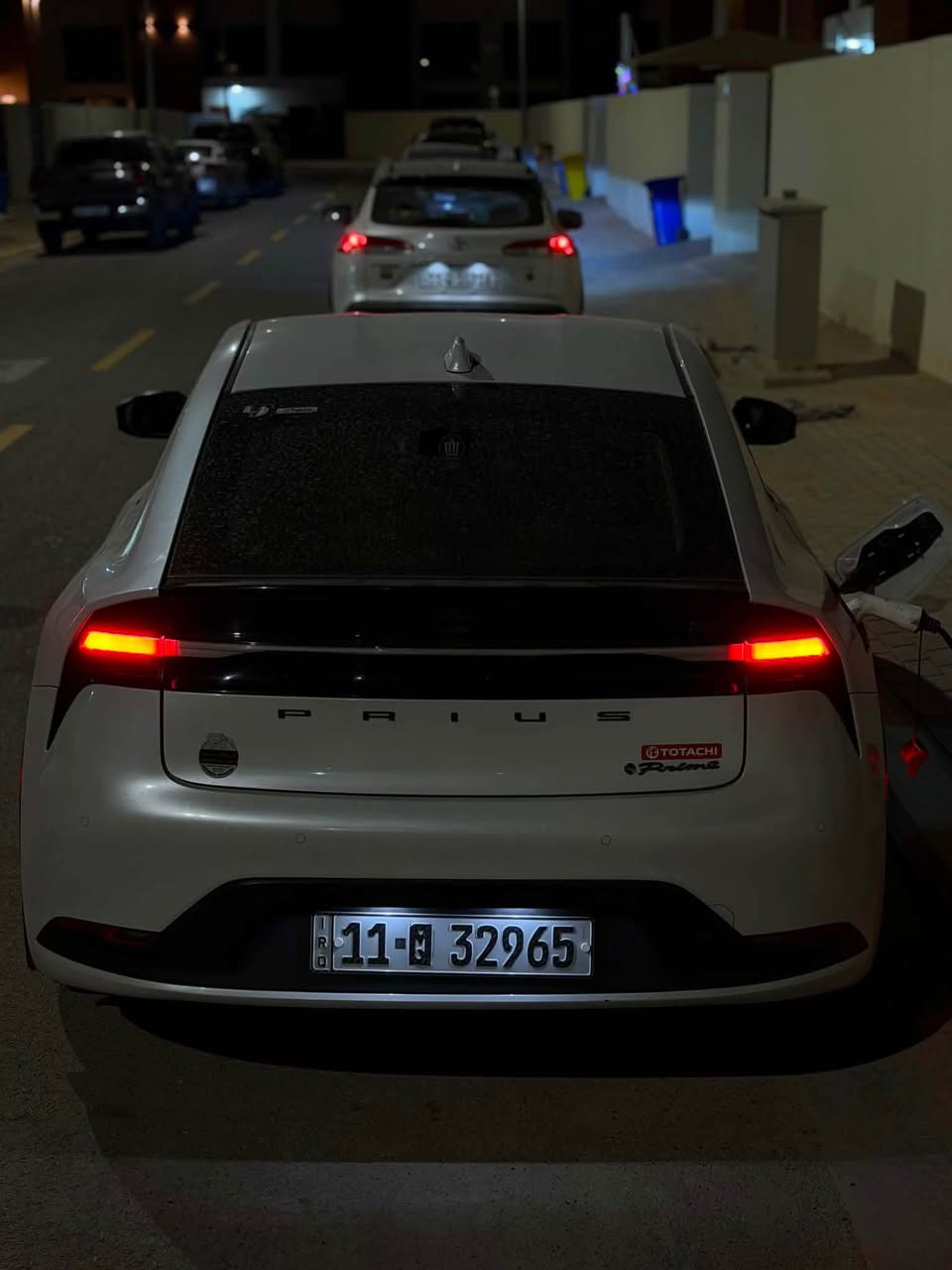 السلام عليكم للبيع 
بريوس 2023 برايم بلكن هايبر يعني 3 انضمة بانزين و كهرباء و هايبرد 

بدون ايرباك ✅
المواصفات✅
كامره خلفيه
كشنات تدفئه
استرين تدفئه
نقطة عمياء
رادار امامي و خلفي
نحكمات ستيرن
حساسات اماميه و خلفيه
سياقه ذاتيه
شاشه كار بلي 
اناره ترحيبيه
مكاني بغداد 
السعر 16500 وبيه مجال 
للتصال 
*********** بغداد, العراق
