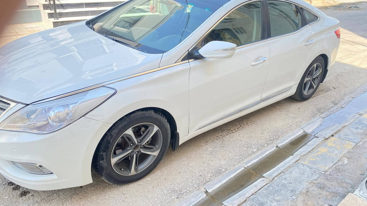 السلام عليكم
سياره ازيره للبيع لسعر 110قفل
2014
لسياره نضيفه 
ماقاصره مجرد بيها شويه كارتات 
***********

