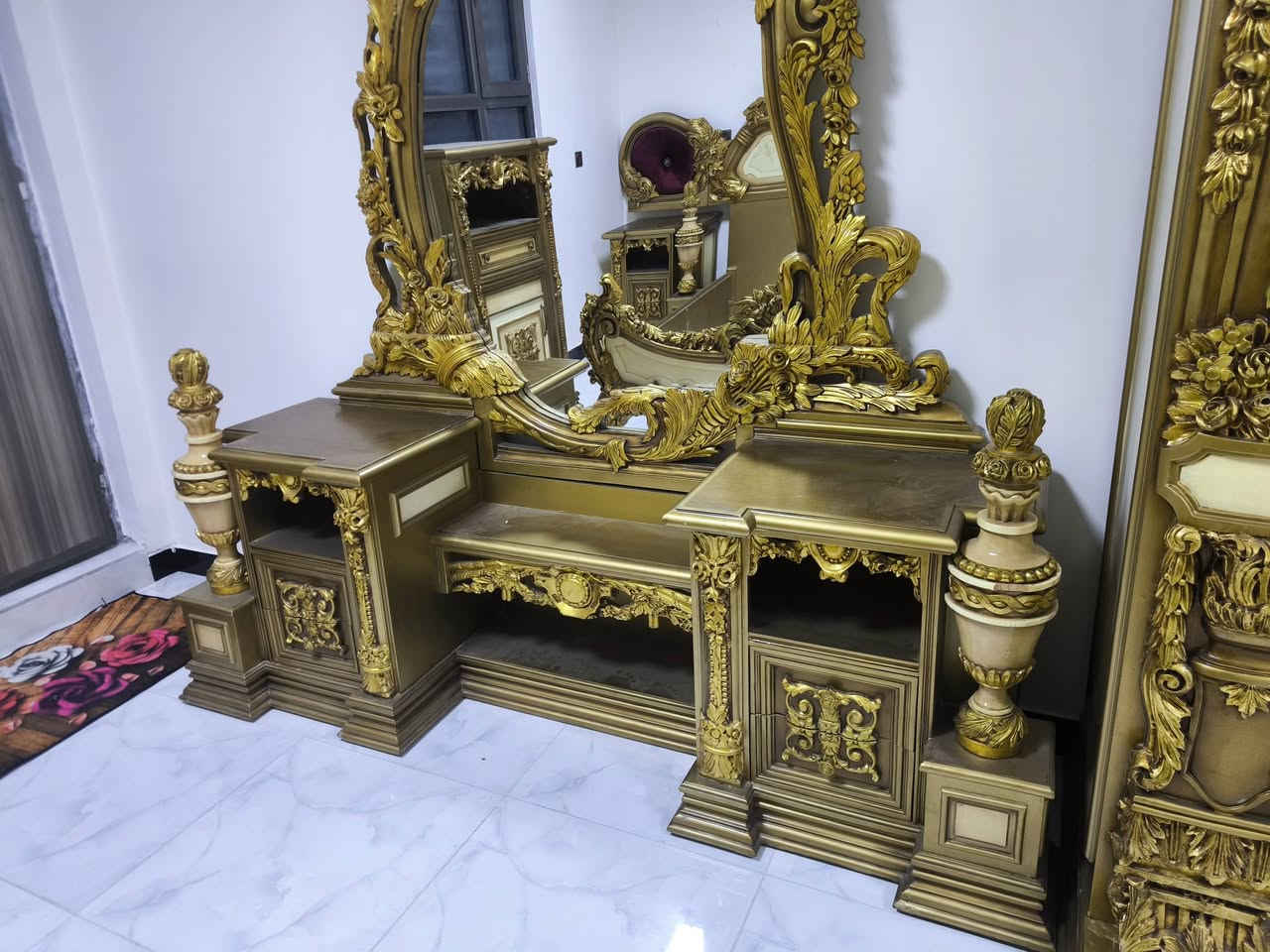 السلام عليكم
غرفة نوم مصري دمياطي خشب زان للبيع 
سعر(مليونين و نص)  قابل للتفاوض
 رقم التواصل ***********
