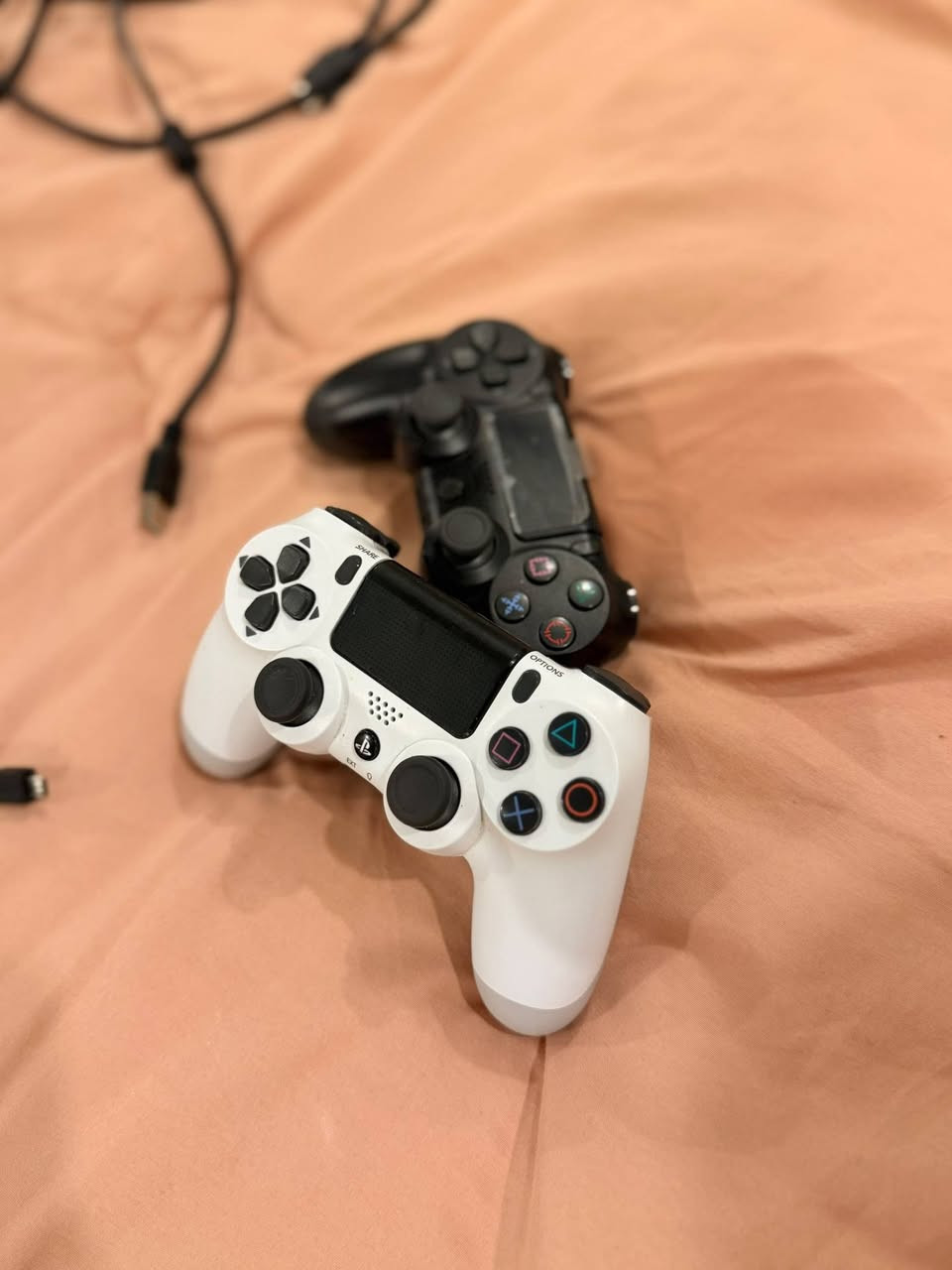 بلي فور ps4 فات ابيض
مهكر نضام ١١ 
يدات ثنين ونضيفات
نضيف ١٠٠/١٠٠ بيع مستعجل اليريده يطب خاص 
لو واتساب ***********
