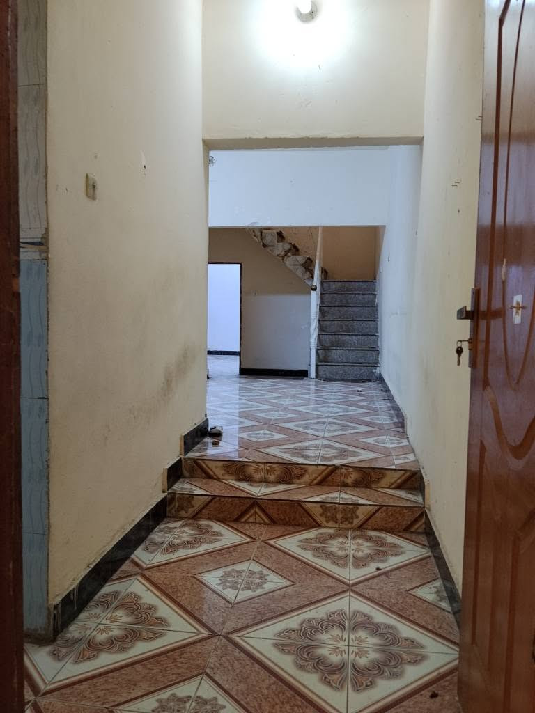 بيت طابقين للايجار في القبلة حي الجامعة المربع الذهبي:
الطابق الارضي
1. استقبال
2. غرفة 5*6 في الطابق الارضي
3.  مطبخ
4. صحيات كاملة 
5. هول كبير 
6. كراج 
الطابق الاول
1. ثلاث غرف نوم 
2. صحيات 
3. هول كبير
يحتوي البيت على خزانات ماء عدد 2
للاستفسار الاتصال على الرقم ***********وتساب البصرة, العراق
