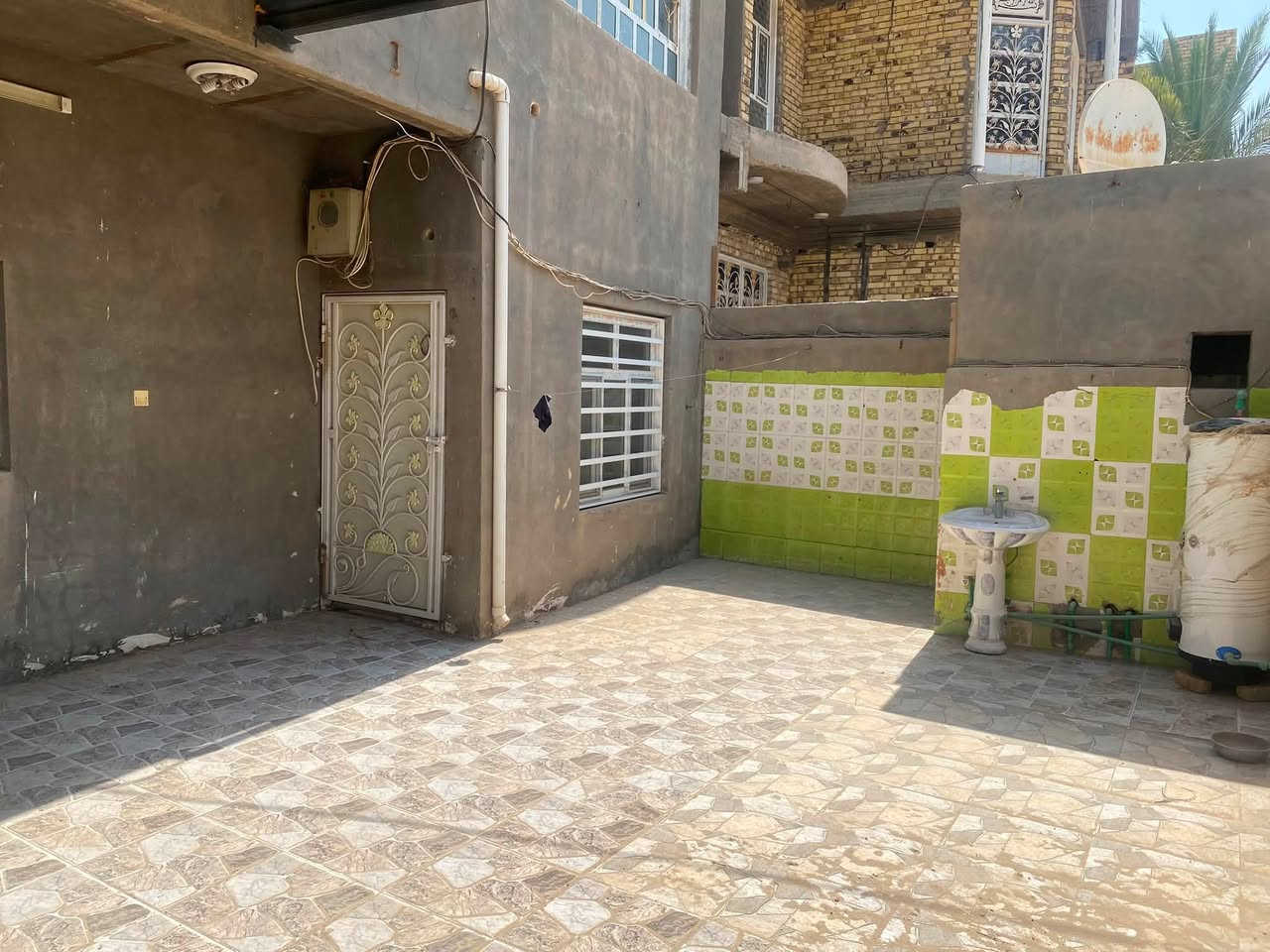 دار سكن لبيع طابقين
الموقع حي الجمهوري خلف ملعب الاتفاق
المساحة 192 متر
البناء غرفتين صالة مطبخ استقبال صحيات داخلية وخارجية 
الطابق الثاني غرفتين صالة 
البيت نظيف جدآ 
التواصل ***********
