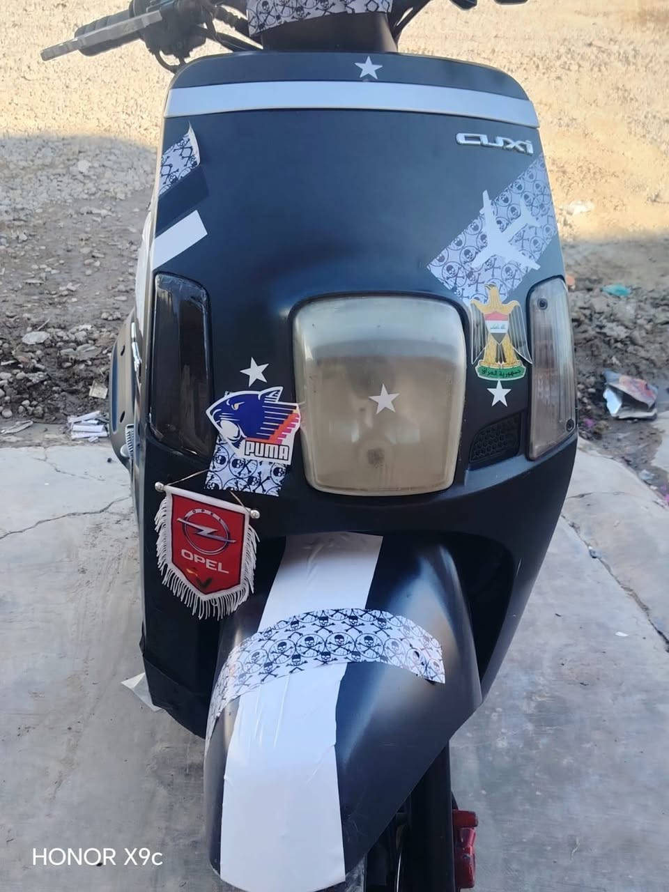 سلام علیکم ماطور البيع  مامفتوح بوليس مسطره نوزل الرقم ***********

نص مكتوب في الصور:
- HONOR X9c