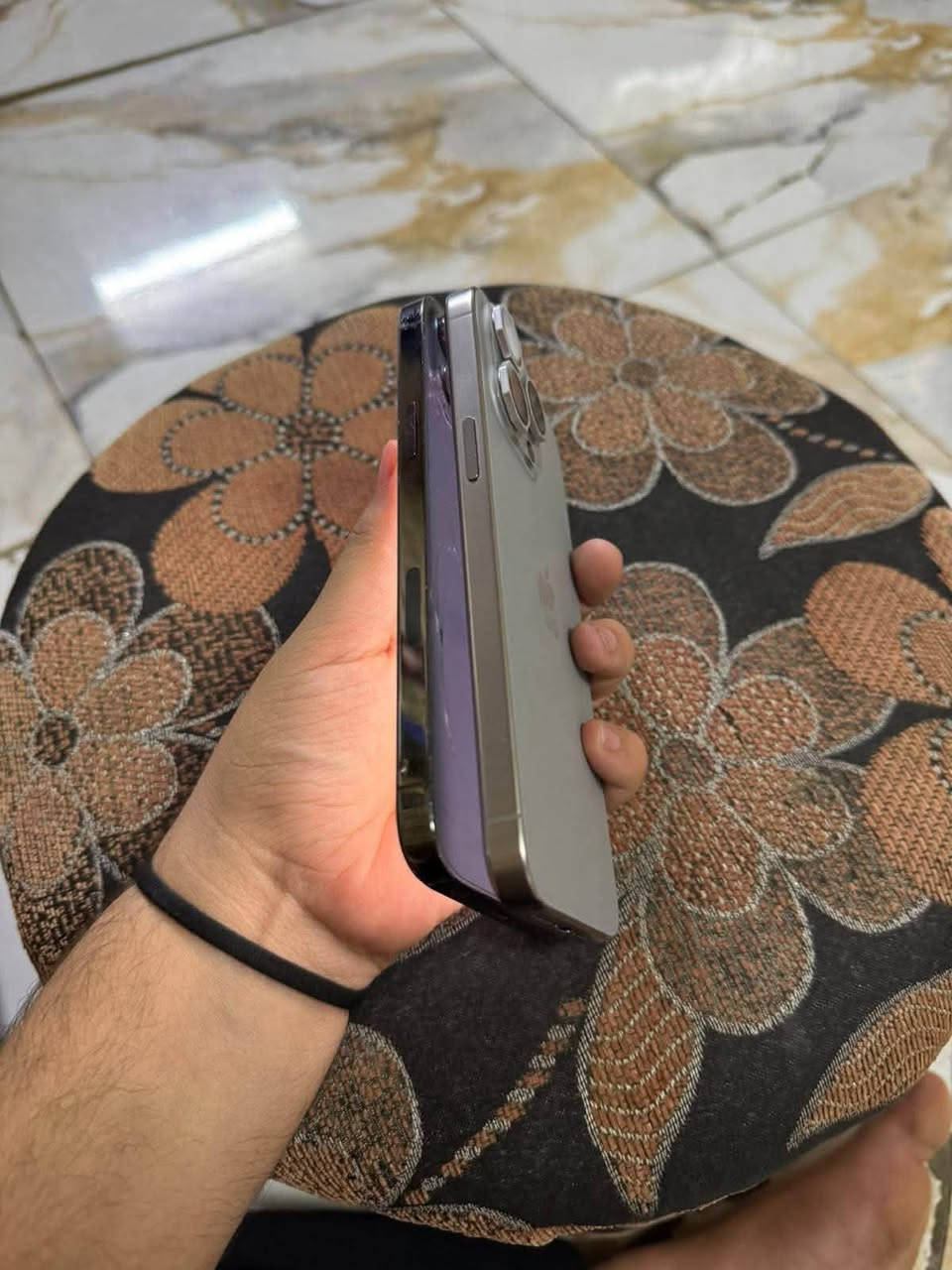 للبيع او مراوس - جهازين نظاف*
*1- ايفون 15 برو ماكس*

- الذاكرة: 256

- البطارية: 100% مستبدلة اصلية تفصيخ

- اللون: تيتانيوم

- النسخة: شرق اوسط AAA ماستر

- الشاشة: مستبدلة اصلية تفصيخ من جهاز ثاني بيها 3 خيارات (True Tone شغال)

- الفحص: اتصال ✅ سيم كارت ✅ فيس ايدي ✅ كاميرات ✅ واي فاي ✅

- الجهاز كلشي شغال بدون اي عطل، تجي تفحص براحتك، اذا بيه مشكلة انطيكيا ببلاش

- *السعر: 700 الف وبيه مجال بسيط* 

*2- ايفون 13 برو ماكس - وحش الذاكرة*

- الذاكرة: 1 تيرا (اقوى ذاكرة)

- البطارية: 75% بلادي شحنة زين

- اللون: فيلي (سيلفر) - الظهر بيه فطر خفيف

- الفحص: اتصال ✅ سيم كارت ✅ كاميرات ✅ واي فاي ✅ / فيس ايدي ❌

- الشاشة: مستبدلة نوعية زينة 3 خيارات، الباقي كلشي بلادي

- *السعر: 425 الف وبيه مجال او مراوس* 

📍 المكان: بغداد - مدينة الصدر

📞 للتواصل واتساب: ***********
