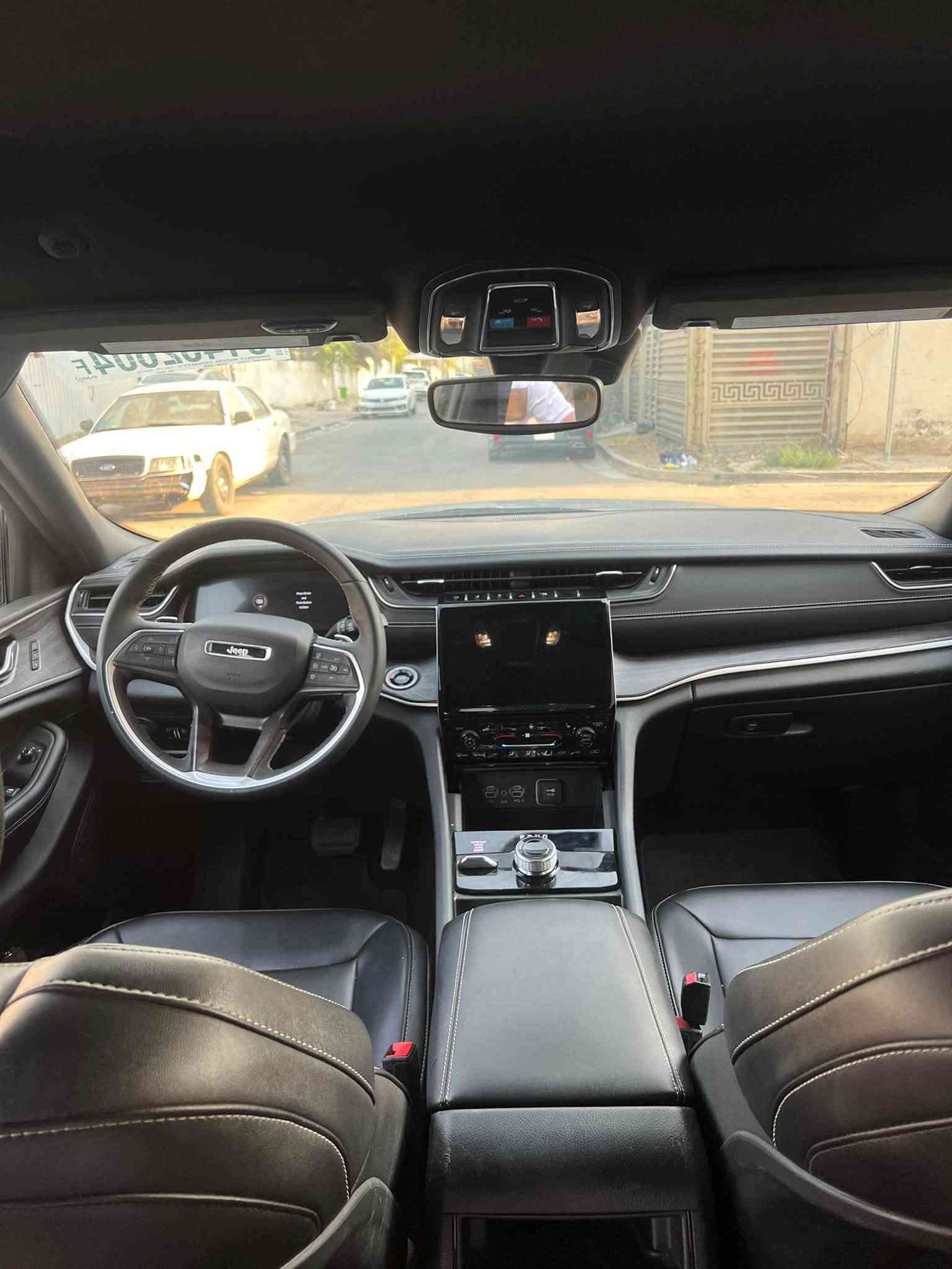 جيب ليمتد jeep limited
موديل ٢٠٢٤
فول ١/١ 
عدة فتحة سقف
ماشيه 5الف  زيرو 
المواصفات :
* رادار امامي مع مانع تصادم . 
* تحذير الخروج عن المسار . 
* تحذير النقطة عمياء  .
* نظام تحذير عند التقاطعات. 
* شاحن موبايل وايرلس.
* 
* كاميرا خلفية. 
*شاشة كبيرة 10.1 أنج
* المصابيح الأمامية زنون .

* دخول ذكي. 
* تشغيل عن بعد .
* الصندوق الخلفيي كهربائي .
كراسي كهرباء
 
* المقاعد الأمامية تدفئة .
* حساسات خلفية . 
*
* تبريد خلفي . 
* تدفئة مقود القيادة . 
* مانع تصادم خلفي .
تخم تاير جديد
صدر جديد
كير مكينة كفالة
حادث سيارة جاملغ وبنيد  (قطعتين صبغ ) باقي كفالة وعلى فحص
بداية الشاصي  جهة السايق فقط 

رقم بغداد جديد  وبسمي
مكان السيارة  بغداد /السيدية

***********
