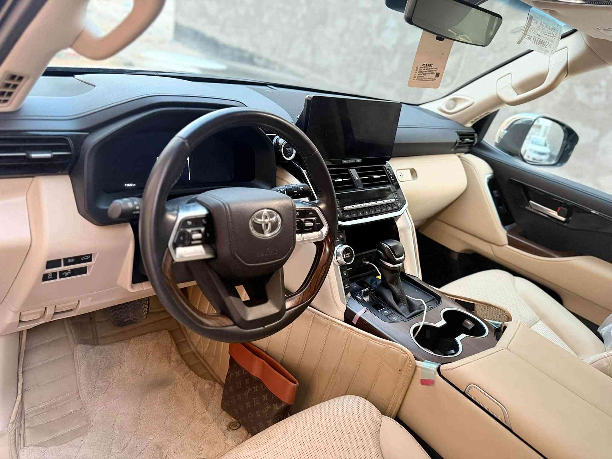 السلام عليكم للبيع لاندكروزر اللون اسود VX هايبرد  موديل 2025 ابواب شفط فول مواصفات السياره وكاله مكفوله شركة SAS السعر 88.000 $  وبيها مجال بسيط السياره رقم بصره. بسمي 
واتساب : ***********
