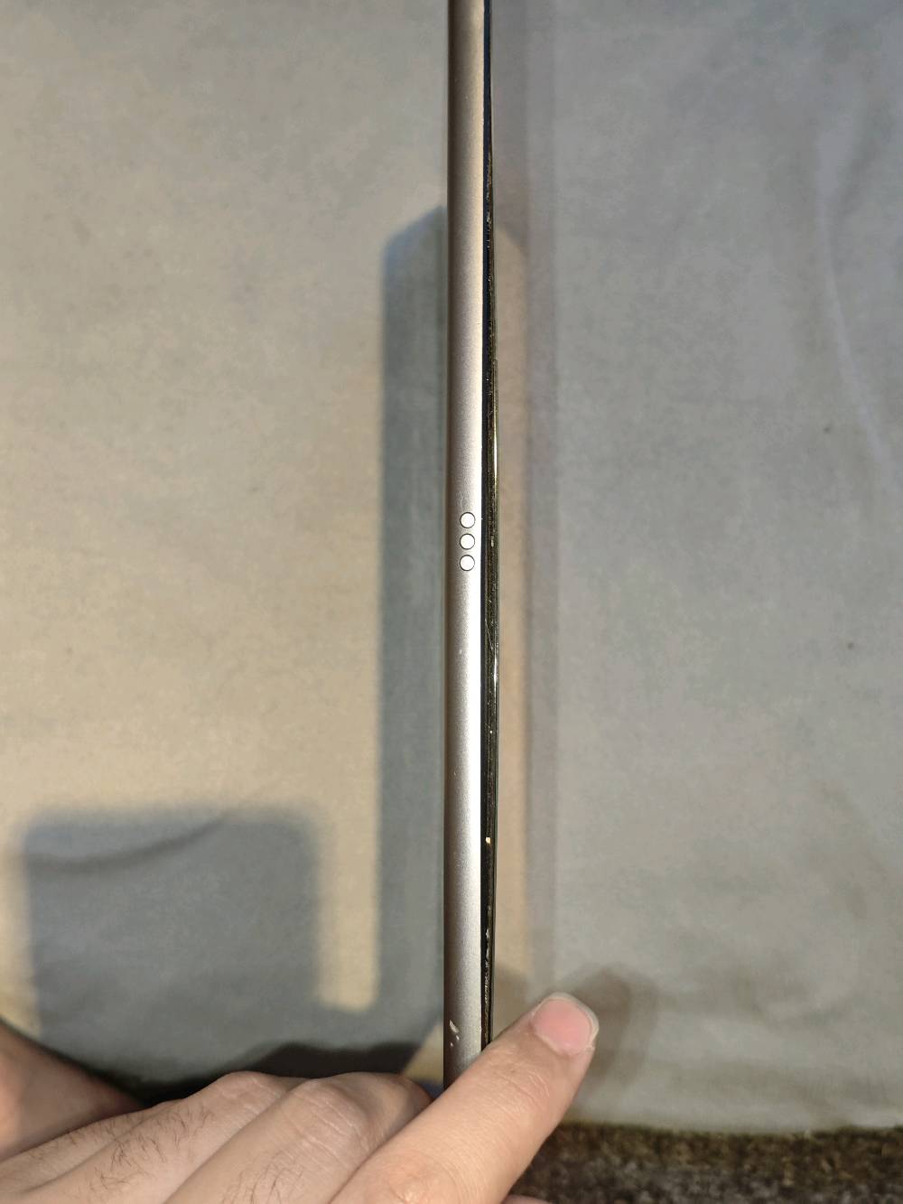 للبيع: iPad الجيل الثامن (2020) - 32GB (Wi-Fi)

الموديل: iPad الجيل الثامن (8th Generation) - النسخة الأمريكية

الأداء والبصمة: الشاشة الداخلية (LCD)، اللمس، الكاميرات، ** وبصمة الإصبع (Touch ID)** شغالين تمام وبدون مشاكل.

الدعم: يدعم قلم Apple Pencil (الجيل الأول) والكي بورد الذكي.

النظام: يعمل بنظام iPadOS 18.3.1.

سنة الإنتاج: ديسمبر 2020 (العمر الفعلي: 5 سنوات و8 أشهر).

الشاشة: 10.2 بوصة.

السعة الكلية: 32 جيجابايت.

ملاحظات:
الشاشة: مكسورة وتحتاج استبدال زجاج/شاشة.
البطارية: مستهلكة وتفرغ بسرعة، بحاجة لتغيير.
الهيكل: انحناءة بسيطة (نحة) بالهيكل مع انفصال لاصق الشاشة الجانبي.
الصوت: خفيف ويحتاج تنظيف لفتحات السماعات السفليّة من الأتربة.
وين مكانك بالضبط؟ بأي مدينة/منطقة حتى المشتري يعرف شلون يوصلك؟: 
مدينة الصدر قطاع 43 
نتفق عل بكان قريب
هل تريد البيع مع شاحن/كابل أو أي ملحقات ثانية لو بس الجهاز وحده؟: 
لا
السعر النهائي شكد؟ وهل قابل للتفاوض لو ثابت؟: 
100قفل
هل أكو أي قطعة متبدلة أو تصليح سابق غير الشاشة والبطارية؟: 
لا
تقبل فحص وتجربة قبل الشراء لو تريد التسليم فقط بمكان محدد؟: 
فحص قبل شراء بس مو يختلف عليه كتبت كل شي شبي عطلات 