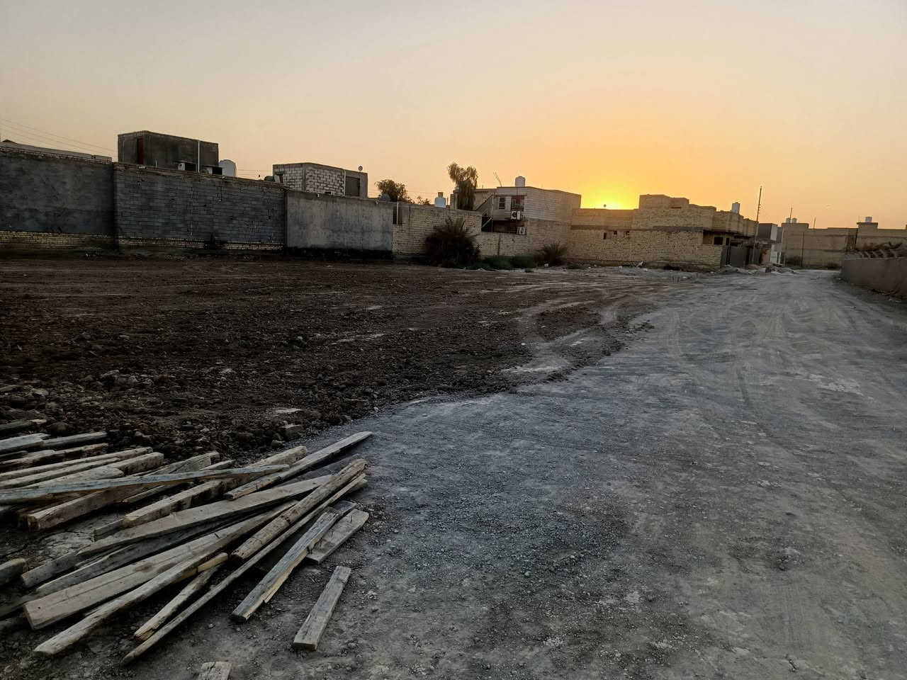 سلام عليكم يوجد الدينه قطع زراعي قرب مستشفى التركي شارع السبيس قرب سواق أم البنين قطع مرتبه وجاهزه السكن وسعار مناسبه ‏الستفسار علا رقم ‪***********‬‏
