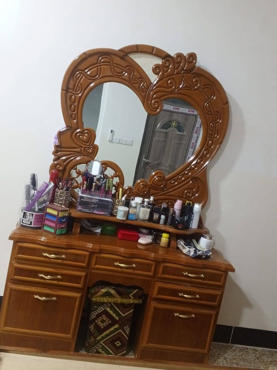غرفة نوم للبيع 
خشب عراقي خالص 
للاتصال ***********
