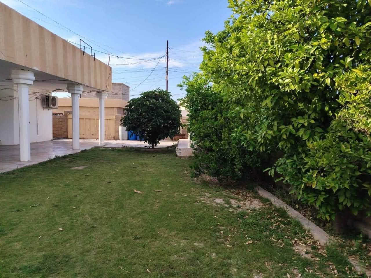 بيت للبيع بمساحة 400 متر  بقضاء العلم قريب من البورصه جداً كافة الخدمات مدارس وأسواق مكتب ثائر الحديد للعقار 
السعر 80 وبي مجال 
***********
