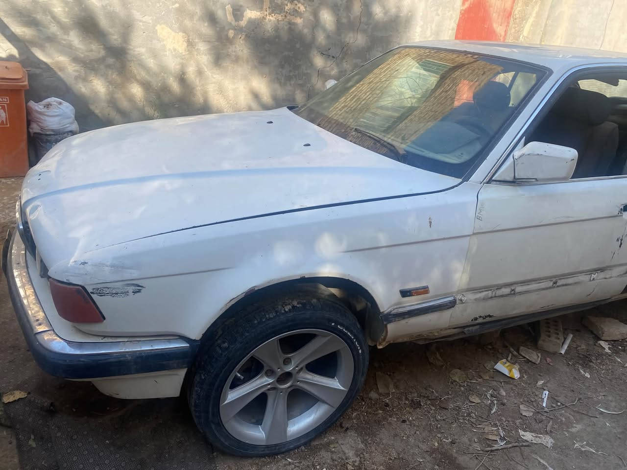 السلام عليكم bmw للبيع ب١٨ قفل السياره باسمي رقم كربلاء كير اوتماتيك السياره كايم بيها كازكيت ابيعك كوم حديد وياله رياضي لاستفسار موجود عل الخاص او الاتصال ‭***********‬
