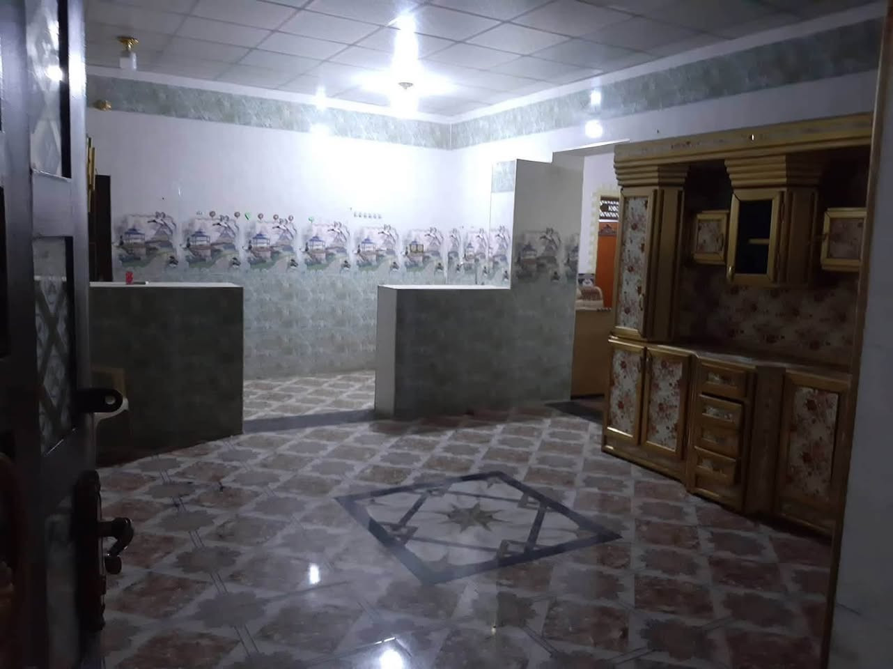 السلام عليكم ورحمة الله وبركاته
مكلف بلنشر
بيت للايجار 
العنوان ٥ كيلو قرب مركز الحرية و مدارس هبة الرحمن قريب على كل الخدمات الصحية و التعليمية و الامنية 
البيت نظيف كما موضح بالصور 
ديوانيه و مطبخ وحمامات داخل خارج و غرفتين و صاله و منور للتنور و تخم للديوان 
الغرف كل وحده سبلت بس واحد بيهن بي خلل  سعر الإيجار ٥٠٠ 

***********
