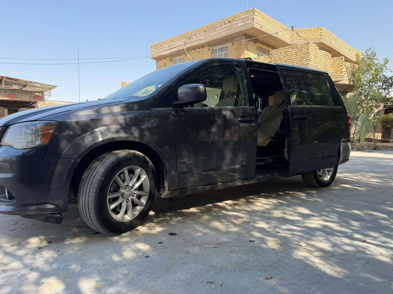 سلام عليكم للبيع دوج كرفان مديل 2019 وارد امريكي
سعرهً مناسب 
بيبان كهرباء+ جنطه كهرباء 
داخل جلد اسود كهرباء كشنات خلفيات بلع 3 قطع تبريد 
محرك كير حداديه تخم تاير تبريد كله جديد وجاهزه من كلشي 
رقم كربلاء الدولي جديد 
تحويل ثاني يوم 
علمن السياره كفالة عامة من كل شيء 
الاستفسار اكثر اتصل//***********
عنوان السياره بغداد فقط بيع بدون  مراوس
