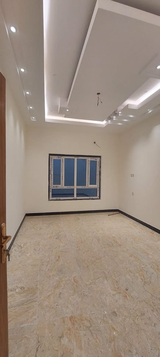 بيت للأيجار في المعقل (المهندسين) 📍
المساحه :  250 م 
يحتوي على :  3 غرف + أستقبال + صاله + مطبخ + مجاميع صحيه + كراج 
المواصفات : ركن + بناء حديث مودرن + موقع جداً مميز + قرب كافه الخدمات 

سعر الأيجار : مليون دينار 
للتواصل : 
*********** 
***********
