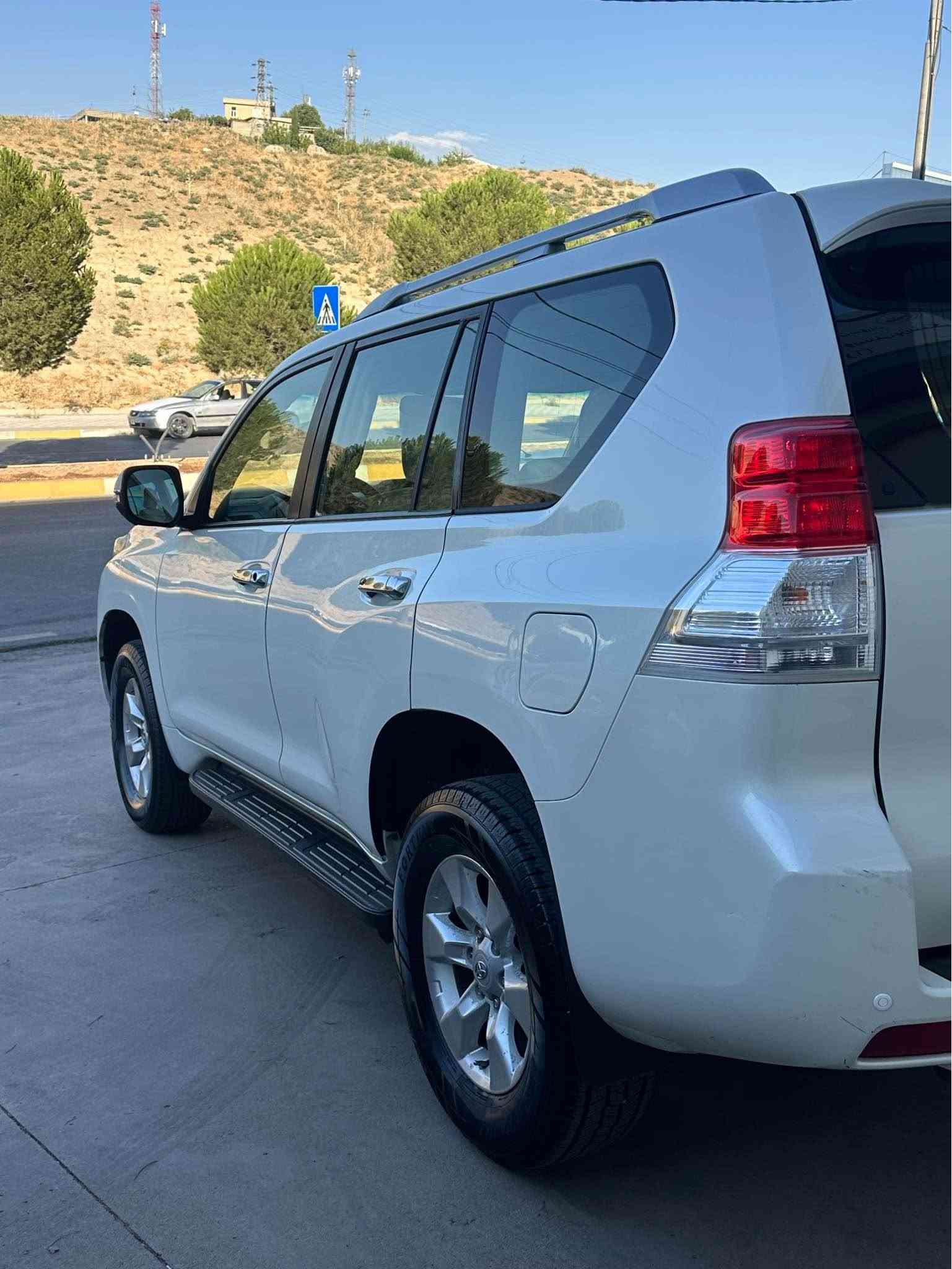 Toyota prado 2011 
٢٠٠ هه زار كم رويشتووه 
بسته ك بوياغى هه يه له ده ركه ى 
هه زه و پاكانه ى قانونى بؤ كراوه هيچ كيشه نيه له مرور و مفرزه سعرى ١٤٥ كه ميك مجال 
*********** أربيل, العراق
