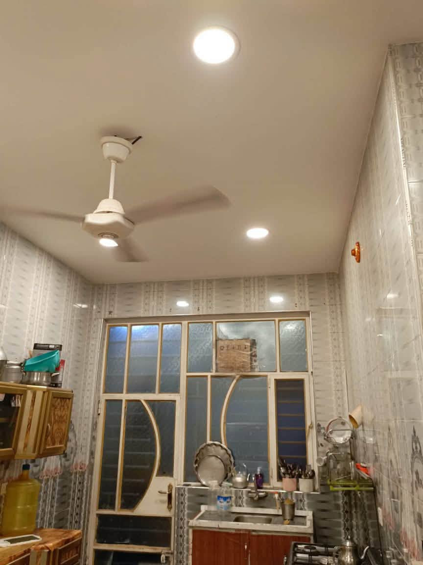 دار للبيع في بغداد - الشعب (حي البساتين)🏘️
يعلن مكتب المصطفى للعقار عن توفر دار للبيع
 المساحة: 91 متر مربع (الواجهة 7م × النزال 13م)
 الموقع: بغداد - الشعب / حي البساتين
 السند: طابو زراعي سند 25
 التصميم: 3 طوابق مع مدخلين للدار
تفاصيل الطوابق:
 الطابق الأول: استقبال، صالة كبيرة، مطبخ، غرفة نوم، صحيات، ومنور.
 الطابق الثاني: غرفتين نوم (واحدة سويت، والثانية كبيرة ).
 الطابق الثالث: غرفة نوم كبيرة

حالة الدار: نظيف وجاهز للسكن.
لمعرفة السعر اكتب تم بالتعليقات !

📞 للإستفسار أو لمعرفة السعر:
يرجى الاتصال على الرقم: *********** أو زيارة مكتب المصطفى للعقار. حي البساتين شارع الضباط
