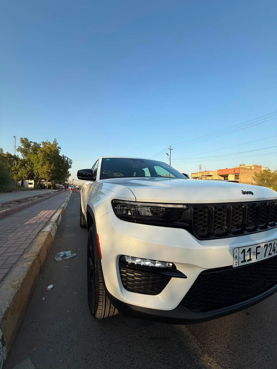 ‏⚙️ ( jeep )جيب جراند شيروكي 2025 Laredo (بلاك ادشن) : ضربتها خفيفة كلش جنطة فقط (كلين)تم تبدل الجنطة مكفولة كفالة عامة من الصبغ وارباكات سليمة ✅ ..مرقمة كتاب شهداء 📁
🔱 ماشية ٣ الاف فقط يعني( زيرو) كاملة
..مواصفاتها
⭕️ محرك 3.6 لتر V6 Pentastar
💢 قوة 293 حصان
⭕️لونها ابيض (بلاك ادشن )
💢 ناقل حركة أوتوماتيك 8 سرعات
⭕️نظام تشغيل Start/Stop لتوفير الوقود
💢تشغيل عن بعد حساسات وردارات خلفية وامامية
🔱  دفع امامي (RWD) 

⭕️ مصابيح أمامية وخلفية LED كشافات ابيض
💢 شاشة معلومات وترفيه 8.4 إنش
‏⭕️ Apple CarPlay وAndroid Auto لاسلكي
* كاميرا خلفية
💢 حساسات اصطفاف خلفية
* مثبت سرعة متكيف (Adaptive Cruise Control)
⭕️ فرملة طوارئ أوتوماتيكية
💢 نظام المحافظة على المسار
⭕️ نظام مراقبة النقطة العمياء
💢 تنبيه حركة المرور الخلفية
⭕️ تشغيل السيارة بزر (Push Start)
💢 دخول ذكي بدون مفتاح (Keyless Entry)
⭕️ مكيف أوتوماتيك ثنائي المناطق
💢 مقاعد جلد اسود تصميم الحديث
⭕️ مقود متعدد الوظائف
* 6 سماعات
🔱 سعة خزان الوقود 87 لتر
السعر ٣٥٠ $ وبيها مجال بسيط للشراي
التواصل الرقم (***********)☎️
مكاني بغداد البنوك
