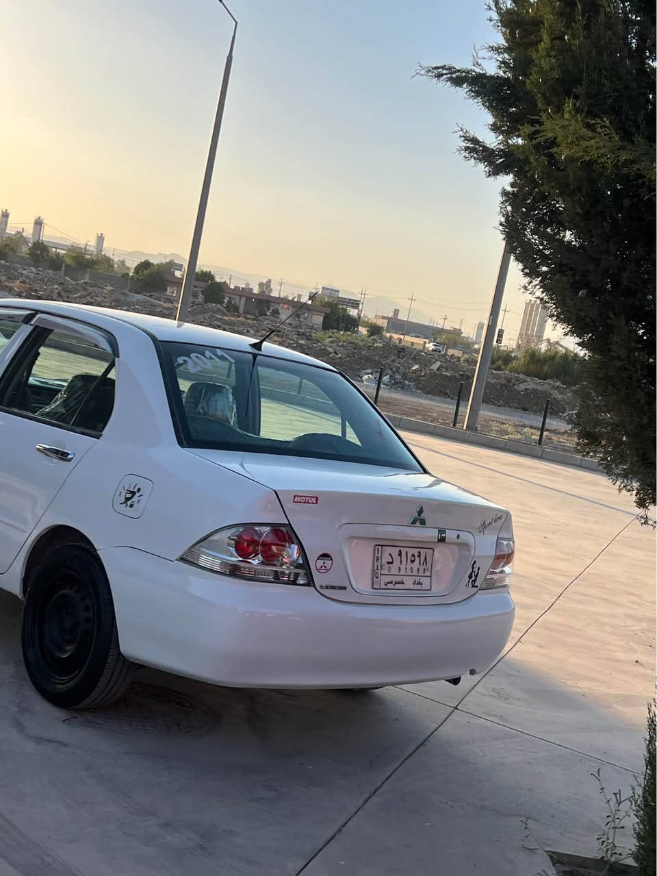 لانسر  
موديل. 2011
بئ بوخ
مكينه گوره دبل گير
سه نه وى پلاستيك پاكانه ى هوليرى له گله به شرت
***********
*********** رانية, السليمانية
