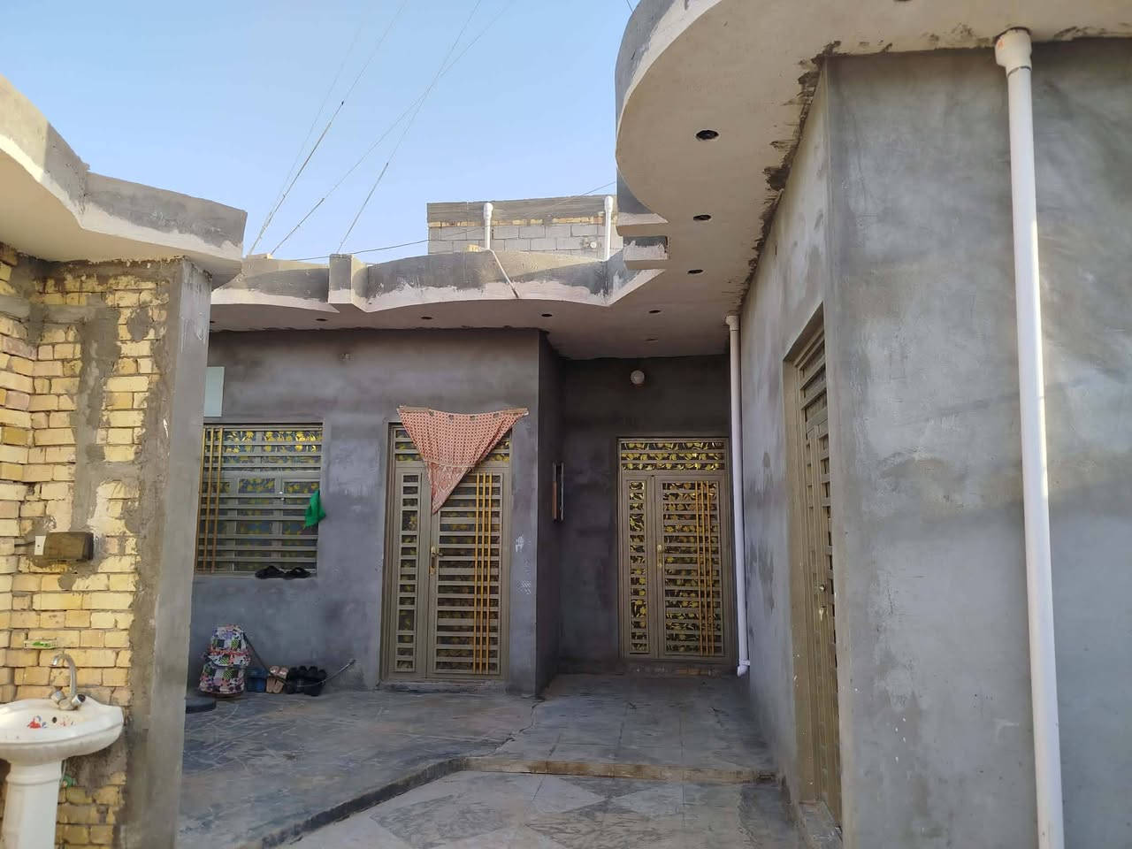 سلام عليكم  بيت للبيع زراعي   يحتوي على غرفتين نوم + صاله + مطبخ + استقبال  الموقع خلف اساله الماء حي الزهراء الثاني  وبالضبظ بل قرب مدرسه خديخه ووارث الابتدائية البيت بناء ح جديد تقريبا صار سنه الستفسار اتصال على الرقم ***********
