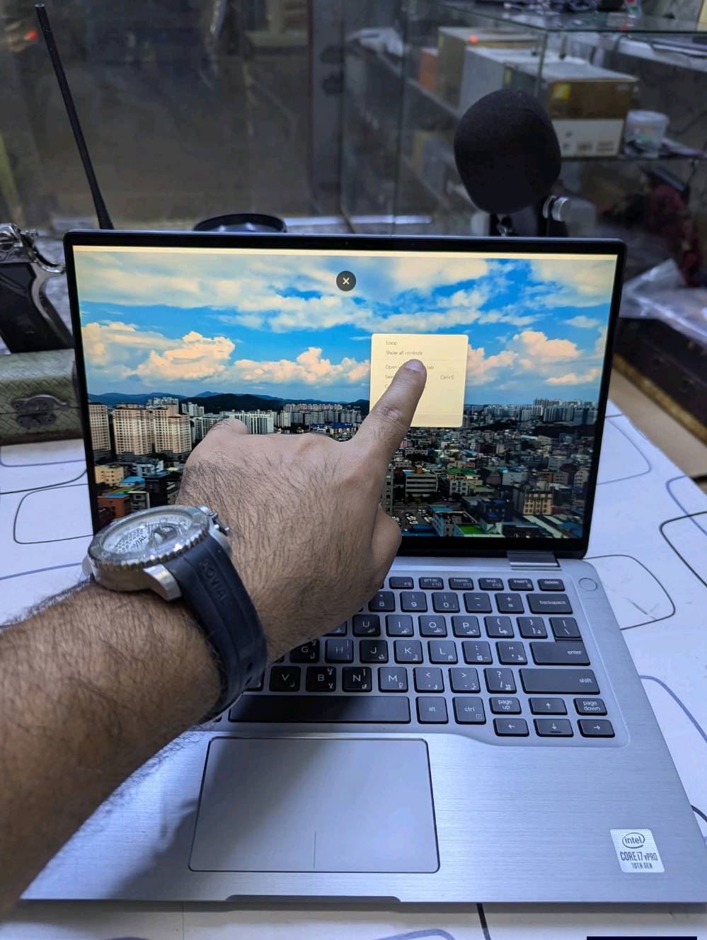 للبيع Dell Latitude 9410 2-in-1

 Dell Latitude 9410 2-in-1

 المعالج: Intel Core i7-10610U – الجيل العاشر
 المعالج 4 أنوية / 8 خيوط
 الرام: 16GB LPDDR3
 التخزين: 512GB SSD NVMe
 الشاشة: 14 بوصة FHD 1920×1080
 الشاشة لمس وقابلة للدوران 360°
 كرت الشاشة: Intel UHD Graphics مدمج
 الكيبورد مضيء
 يدعم Wi-Fi 6 وBluetooth
 المنافذ: USB 3.1 + Thunderbolt 3 + HDMI 2.0
 كاميرا ومايكروفون مدمجان
 جهاز نحيف وخفيف، الوزن تقريبًا 1.36 كغم
 مناسب للدراسة، العمل،التطبيقات الهندسة اوتوكاد وغيرها، الأوفيس، البرمجة، والتصفح والاستخدام اليومي.

 السعر400،000 دينار 

 بغداد

 للتواصل والاستفسار: خاص