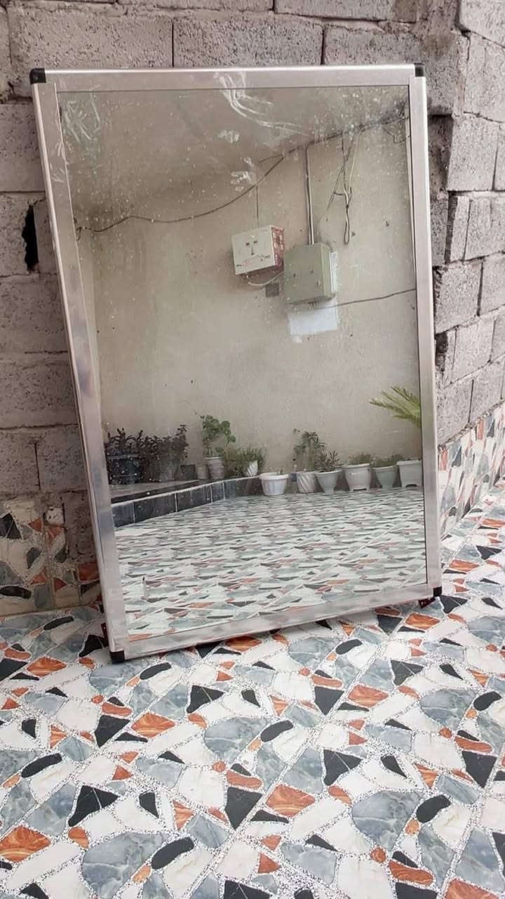 ماكنة تطريز • مراية كبيرة • كرسي حلاقة