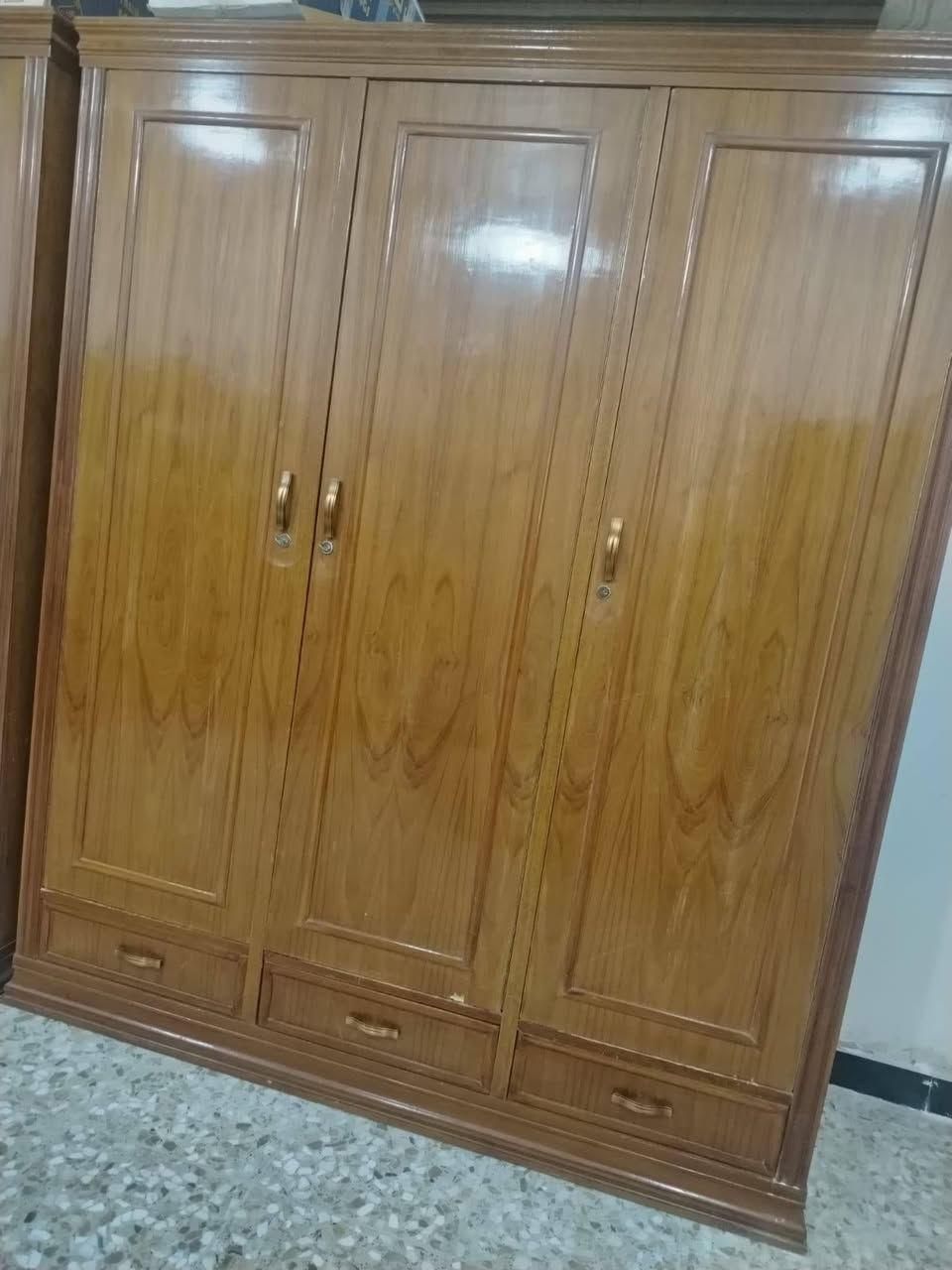 سلام عليكم كنتورين كل واحد 3بوب صاج شغل احطاطه بوب استندركبس صاج وقبلمه زان النضافه 95 بالميه الواحد 200بي مجال بصيط التواصل/ ***********
