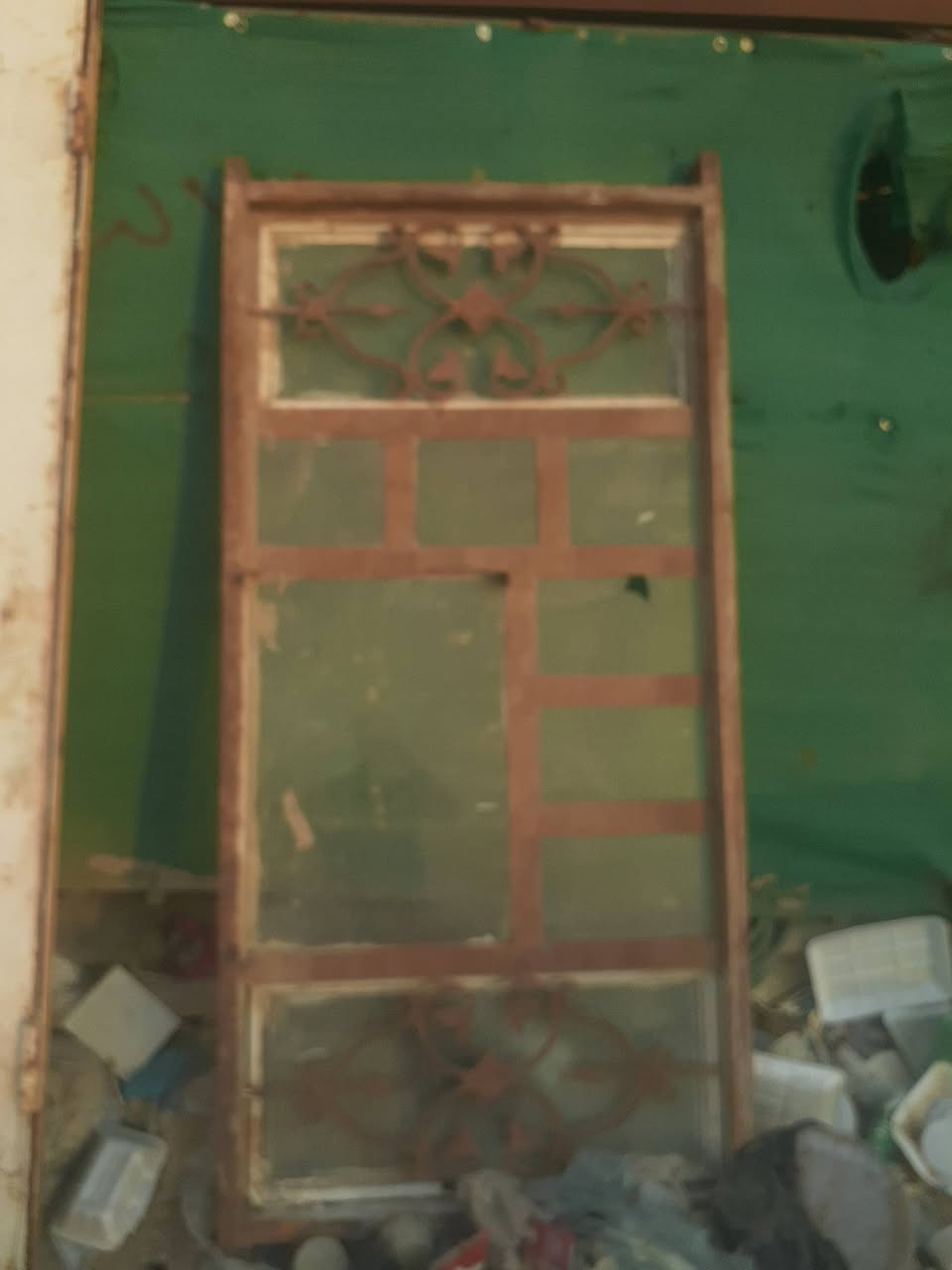 من رخصت مدير الكروب المحترم 
باب محل دفتريه ٤طلاكات حديد 
٢ شباك كبير وصغير بيع 
 مستعجل مكاني
مكاني نجف حي القدس ***********
