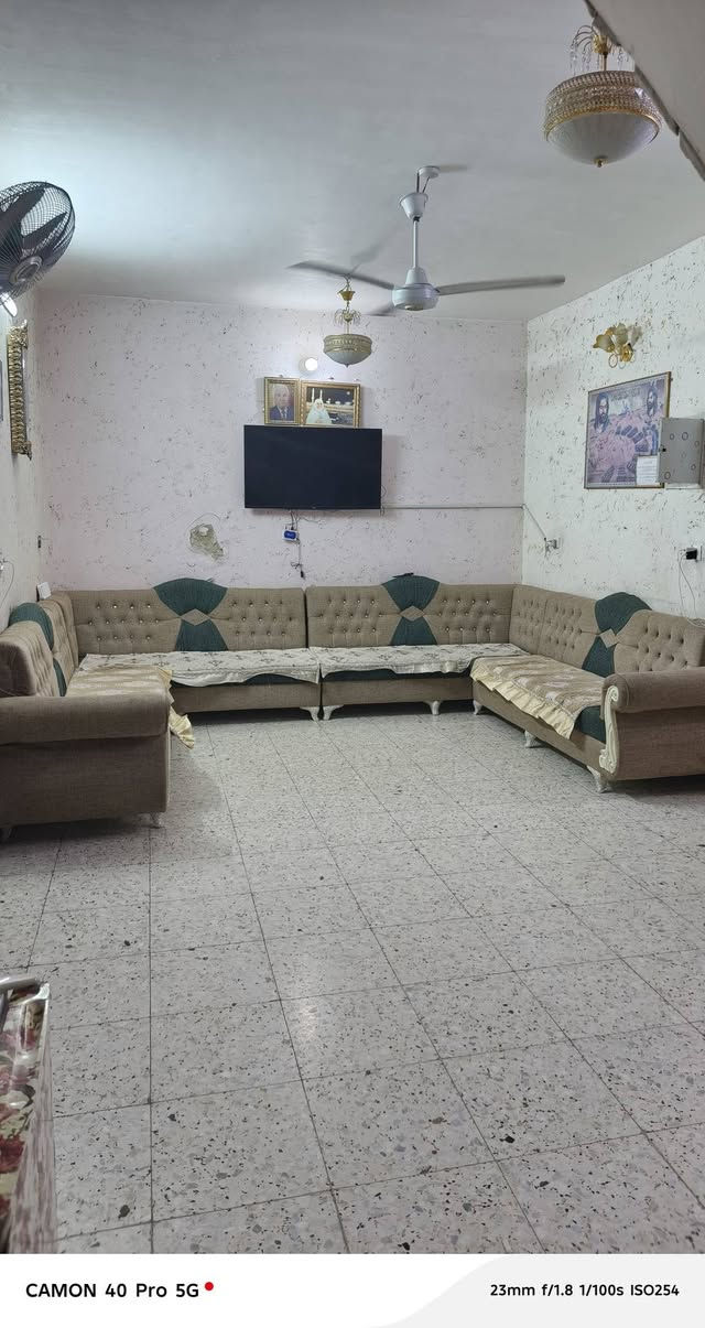 السلام عليكم 
دار للبيع طابو زراعي سند 25 تحويل مباشر باسم المشتري مساحة الدار 200 طابق واحد يحتوي على غرفتين نوم مطبخ كيلدور واستقبال وصحيات خارجيه وداخليه البيت مابي نقص ابد وبي كم شغله هديه وياهن ابو البيت يعوفهن البيت كولش مرتب ومكانه حلو  سطحة مطبك فرشي يعني كل قطرة رطوبة ماكو إطلاقاً البيت بلواقع احلى من الصور مكانه حله حي الصدرين سعره مناسب جداً للاستفسار خاص او زيارة مكتب عباس الشمري و سامر العميدي حله طريق حله نجف نزلة الامام بكر عليه السلام ***********
