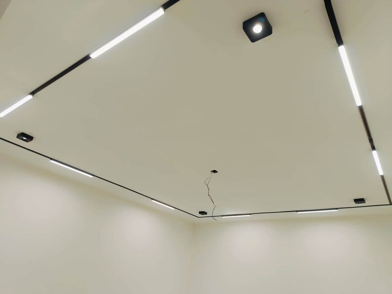 جزء من اعمالنة كل ما يخص الكهرباء اسعار مناسبة عملنى جميع المحافضات تواصل***********
