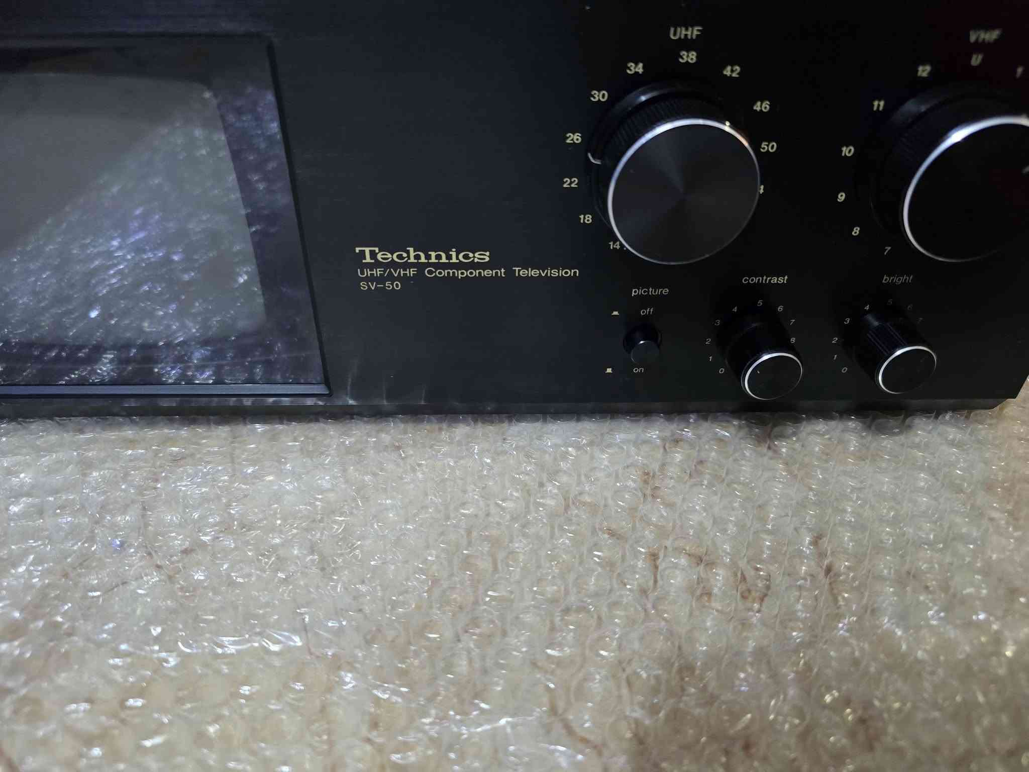 📺 للبيع: تلفزيون كلاسيكي نادر Technics SV-50لعشاق الأنتيك والمقتنيات النادرة، جهاز تلفزيون ومستقبل إشارة ياباني أصلي ومميز.الماركة: Technics (صنع في اليابان 1977).المواصفات: شاشة مدمجة (أبيض وأسود 5 بوصة)، مفاتيح تحكم ميكانيكية، يربط مع منظومات الستيريو مكاني سماوه ***********
