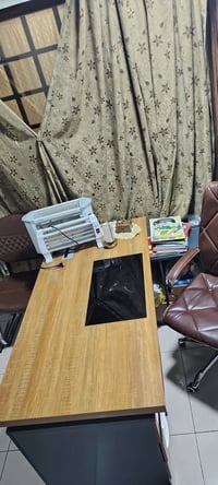 ميز مكتبي للبيع السعر ٣٠٠ بي مجال العنوان بغداد /حي جامعه الرقم : 0788...