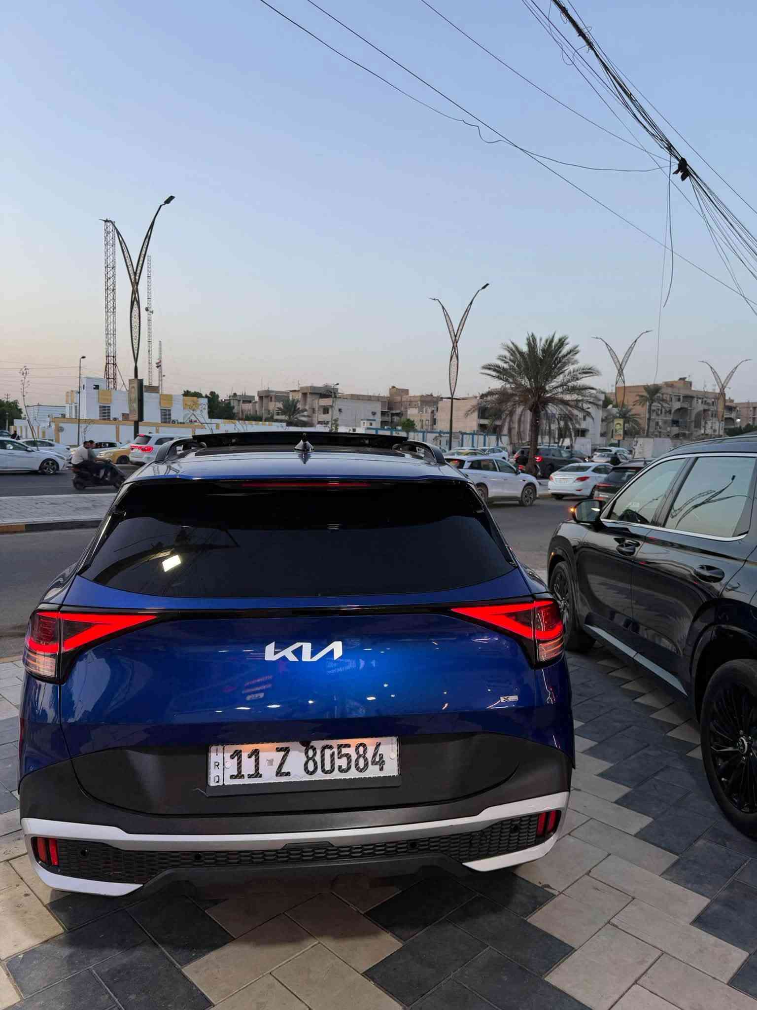 بســــم الله ماشــاءاللــــه
🚙 كيا سبورتج 2024 - فئة X-Line (وارد أمريكي) 🚙
✨ المعلومات العامة:
• الموديل: 2024
• الفئة: X-Line (أكس لاين)
• اللون: أزرق ملكي (Very Clean & Distinctive Blue)
• المسافة المقطوعة: 37,369 كم فقط
• الحادث:(قبغ صندوق فقط)، والباقي بشرط الصبغ وكالة مكفول من كلشي.  
⚙️ المواصفات والتفاصيل الداخلية والخارجية:
• المحرك والدفع: 4 سلندر بسعة 2.5 لتر + نظام دفع رباعي مستمر (AWD) مع ميزة قفل الدفرنش (Center Lock) ومودات قيادة متعددة.
• الشاشات: شاشة رقمية بالكامل للعدادات دمج مع شاشة اللمس المركزية الكبيرة للترفيه والخرائط.
• التصميم الداخلي:  
 ديكورات تخشيب رمادي فاخر على الدشبول والأبواب.  
 مقاعد جلد مطرزة باللون الأسود.  
 تدفئة مقاعد أمامية.  
 نظام تكييف لمس إلكتروني ثنائي المناطق (Dual-Zone).  
 شاحن لاسلكي + منافذ شحن سريع USB-C و 12V.  
 تشغيل بصمة + دخول ذكي + تشغيل عن بعد.  
 أزرار التحكم بالمنحدرات (Downhill Brake Control) والحساسات.  
• التصميم الخارجي:
 حزمة X-Line الرياضية مع سكك سقف (Roof Rails) سوداء.  
 ويل كب (جنوط) ألمنيوم حجم 19 إنش بتصميم X-Line المميز.  
 إشارات بالمرآة الجانبية وتظليل جامات كامل.
• أنظمة الأمان والمساعدة:
 نظام المحافظة على المسار والرادار الأمامي.  
 نظام تنبيه النقاط الكوراء ومراقبة ضغط الإطارات.  
 كاميرا خلفية مع حساسات ركن.  
📍 المكان: [بغداد / الغدير قرب ساحة ميسلون]
📞 للتواصل: [.        ***********]
