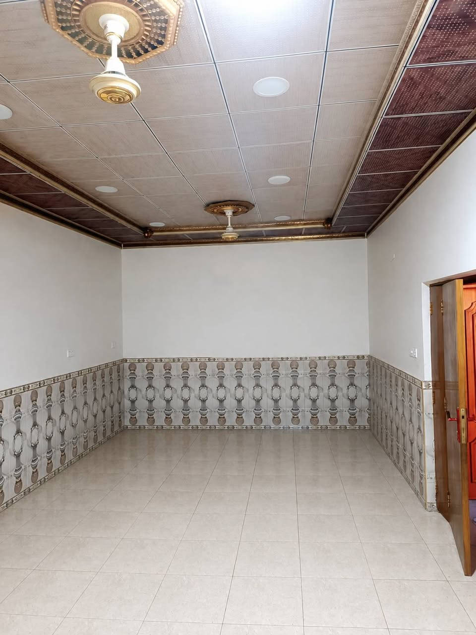 بيت للبيع مساحه 218متر طابقين ركن 
الطابق الاول 
دوانيه7×4
هول8×4
ثلاث غرف كلهن4×4
مطبخ5×4
حمام وصحيات داخلي 3×3 
حمام وصحيات خارجي
_____________
والطابق الثاني
 نفس الترتيب بس الدوانيه تختلف وغرف 2وحده 8×4وثانيه4×4
مناور عدد2مساحتهن2×1
_______________
الموقع الحيانيه المدينة الجديدة قرب مدرسه حلب ونادي الخليج
____________
التواصل
***********واتساب
***********شريحه
_____________
السعر 295مليون
والشراي نتساهل وياه
