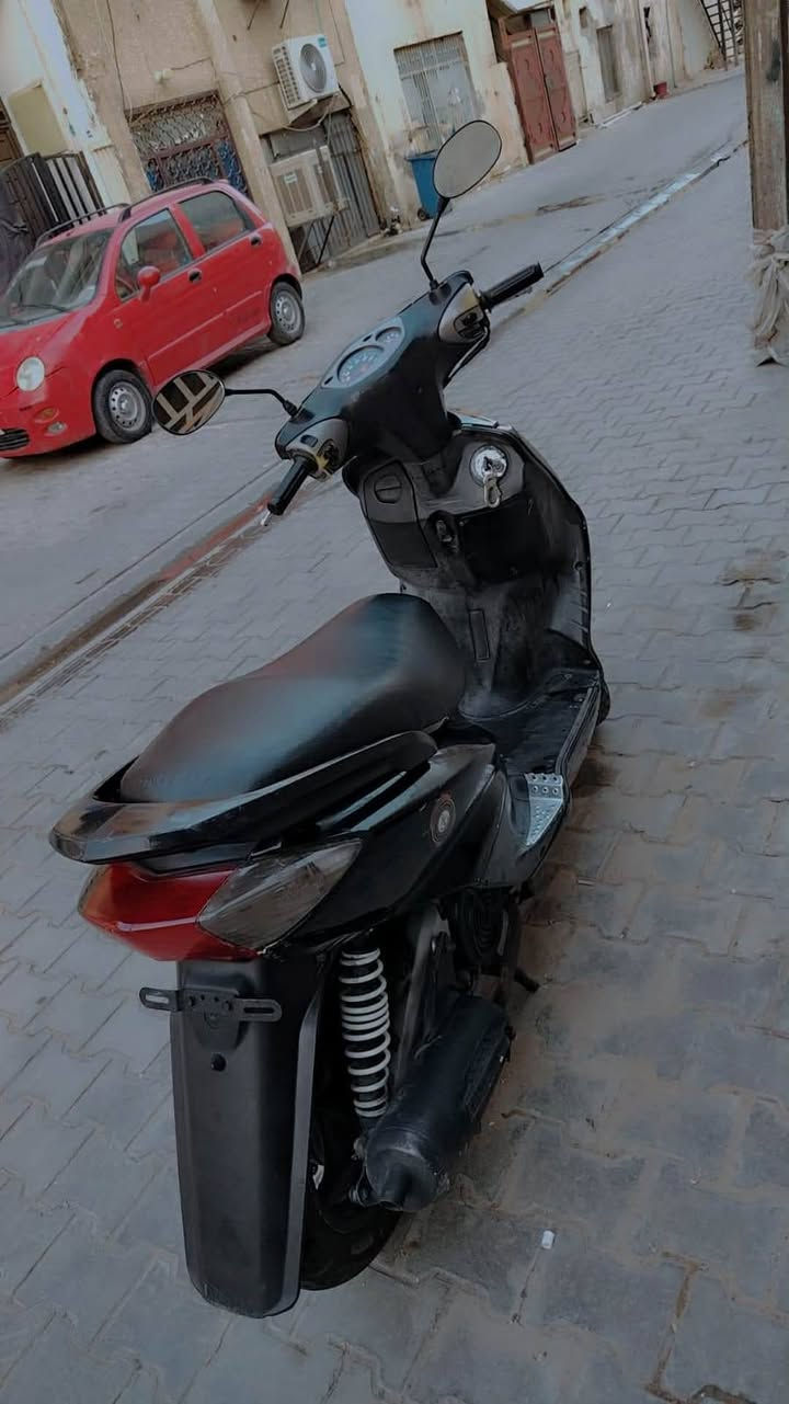 السلام عليكم دراجة سكنس نثيه 140
زوج تايرات جدد باتري جديد 
الدراجه شرط الفحص جيب فيتر وياك وتعال 
نكره سلف بكل وقت هندر شغال 
مكينه خرسه مالها اي صوت 
الدراجه ممتعوبة من الشغل للبيت 
لايت زنون عالي ناصي كهربائيات كلها شغاله السعر ٥٥٠ وبيها مجال بصيط الاتصال *********** متواجد بكل وقت
