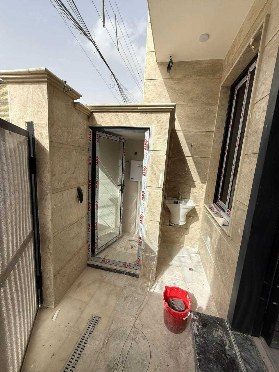 مشتملات تون للبيع عدد اثنين البنوك مربع كنيسه
المساحه ٨٥ متر بناء حديث غيرومسكون 

الواجهه ٤.٤٠ والنزال. ٢٠. متر. 

المحتويات استقبال ومدخل ثاني مطبخ حولى ومنور 

عدد الغرف اربع نوم. مع نظام سويت 

لاستفسار اكثر لاتصال مكتب الأقمار للعقار شارع الكنيسه 

***********📞
