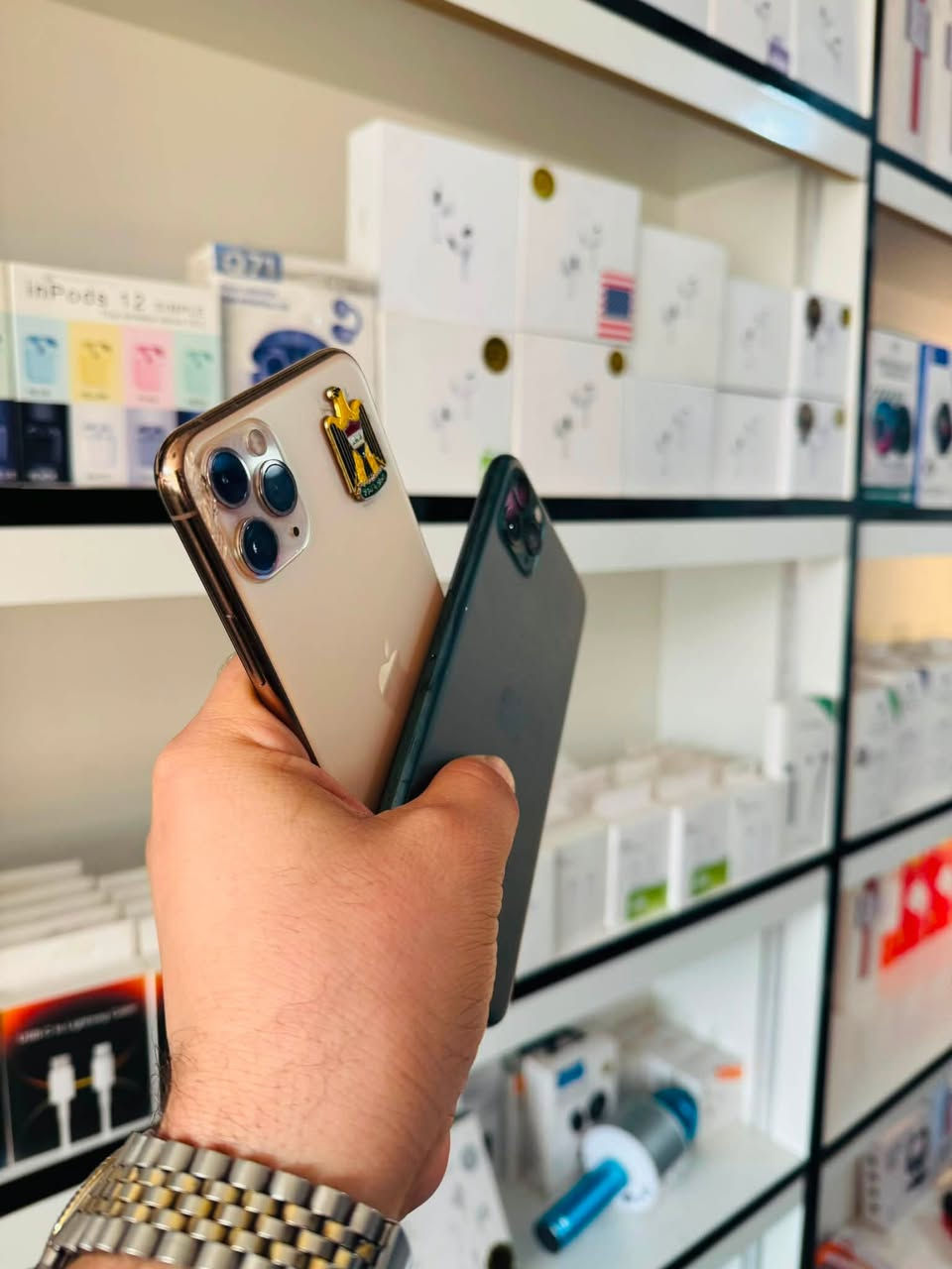 السلام عليكم 🫡
للبيع قطعتين 11 
الاول.. iPhone 11 pro max 
ذاكرا 256 
بطاريه 79% بلاد متصرف ابد 
نموذج M شرق اوسط 
نضافه 90% لون ذهبي 
كله شغال مابيه خلل فقط مبدل شاشه نوعيه كلش حلوه لا شكل ولا شمر فيس ايدي واكف باقي شغال سعر قفل ١٩٠ الف 
الثاني… iPhone 11 pro max 
ذاكرا 64
بطاريه 74% بلاد ابد ميصرف 
نموذج M شرق اوسط 
نضافه 90% لون زيتوني 
كله شغال مابيه خلل فقط مبدل شاشه اصليه تفصيخ فيس ايدي شغال مابيه كل خلل السعر قفل ٢١٠ الف مكاني بغداد مدينه الصدر رقمي ***********
