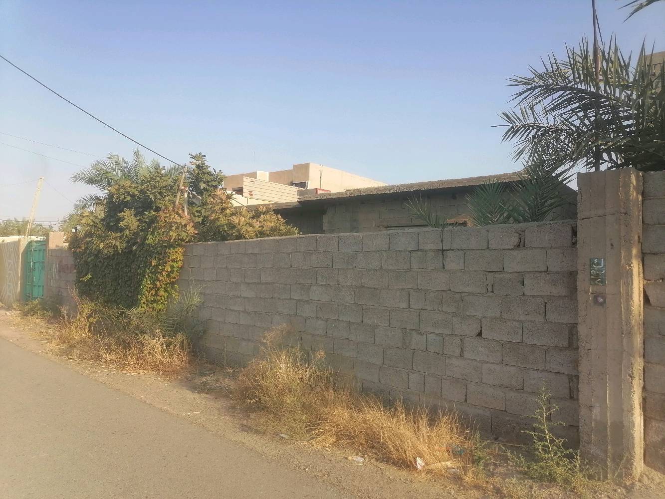 سلام عليكم هيكل. مساحته 325مربع. بي بناء 150متر يحتوي علئ غرفتين نوم كبيرات حمام مطبخ استقبال. تواليت خارجي. صب مسلح. الموقع. الراشديه قرية السلام السوامره سابقا.  سعر 55وبي مجال قليل. سند 25 زراعي. ***********