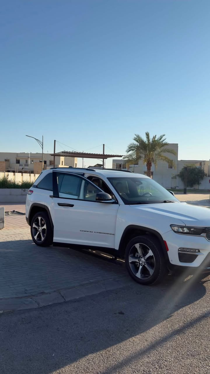 🔥 للبيع جيب جراند شيروكي Limited 2023 خليجي 🔥
🚘 Jeep Grand Cherokee Limited
📅 موديل 2023
🌍 وارد خليجي
⚙️ V6 – 6 سلندر
🛞 دفع رباعي 4x4
📍 الممشى: 39,757 ميل

✨ المواصفات:
• شاشة وسطية كبيرة 10.1 إنچ
• Apple CarPlay
• نظام ملاحة Navigation
• كاميرا وأنظمة مساعدة للسائق
• تحكم بالمقود
• تحكم كامل بالمقود من الأزرار
• تشغيل بصمة / زر تشغيل
• كراسي جلد
• تدفئة وتبريد الكراسي
• تدفئة المقود
• تحكم أوتوماتيك بالمكيف
• نظام اختيار وضعيات القيادة:
Auto / Sport / Snow / Sand-Mud
• فتحة سقف بانورامية
• حساسات ومواصفات أمان متعددة
• داخلية بيج راقية
• لون خارجي أبيض
• السيارة نظيفة 

💎 جراند شيروكي Limited بمواصفات راقية، جاهزة للفحص من قبل المشتري.

💰 السعر: [410]
📞 للتواصل: [***********]

