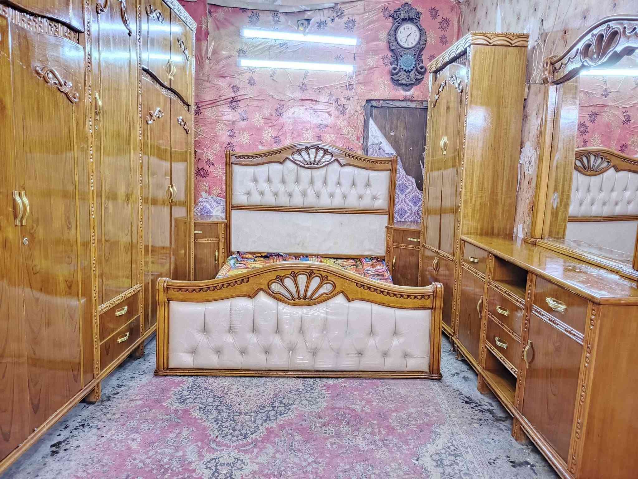 غرفه اخشاب خمس ابواب ملحق للبيع ***********السعر 750صاج داخل وخارج الضهر جرجوبه الزاويه كنتوريه موديل حديث موديل زان العنوان بغداد وكو توصيل متواجد وتساب
