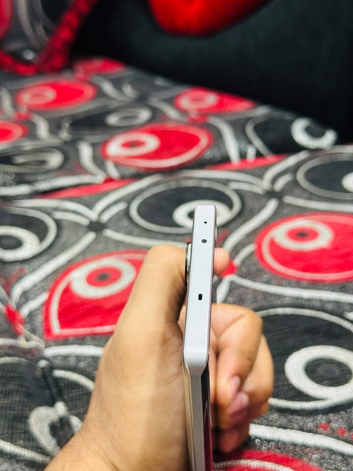 Realme gt6
(مكلّف بالنشر )
الجهاز فلاكشب كيلر  بكج متكامل نظيف لدرجة الجديد مع كامل ملحقات كارتون وشاحن  120 واط وكفر الشركة الاصلي 

الذاكرة : 256GB - العشوائية 12GB

المعالج : Snapdragon 8s Gen3
 بوبجي وباقي الالعاب القوية 120 فريم

الكاميرا : 50+8 +50ميكابكسل أماميه 32 ميكا

الشاشة : 6.78 بوصة - 120 هرتز - LTPO AMOLED

البطارية : 5500mAh +تقنية تبريد للهاتف
السعر 485,000✅ 

العنـــــ✍️ـــوان  الموصل الجانب الايسر حي فلسطين 

التواصل اتصال او عبـــر الواتسـاب ***********

