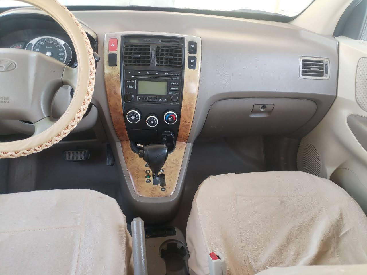 توكسون موديل 2010 سنويه باسمي ضررها البنيد وجاملخ امامي ونصف جاملغ خلفي تجاه السايق بدون دواخل وتدفئة وتبريد شغال السعر 115ورقه وبيها مجال ومكان طوز خورماتو ناحية سلمان بيك وبيها ورقه بنزين والسنويه2029 وهذا رقمي للتواصل معي ***********
